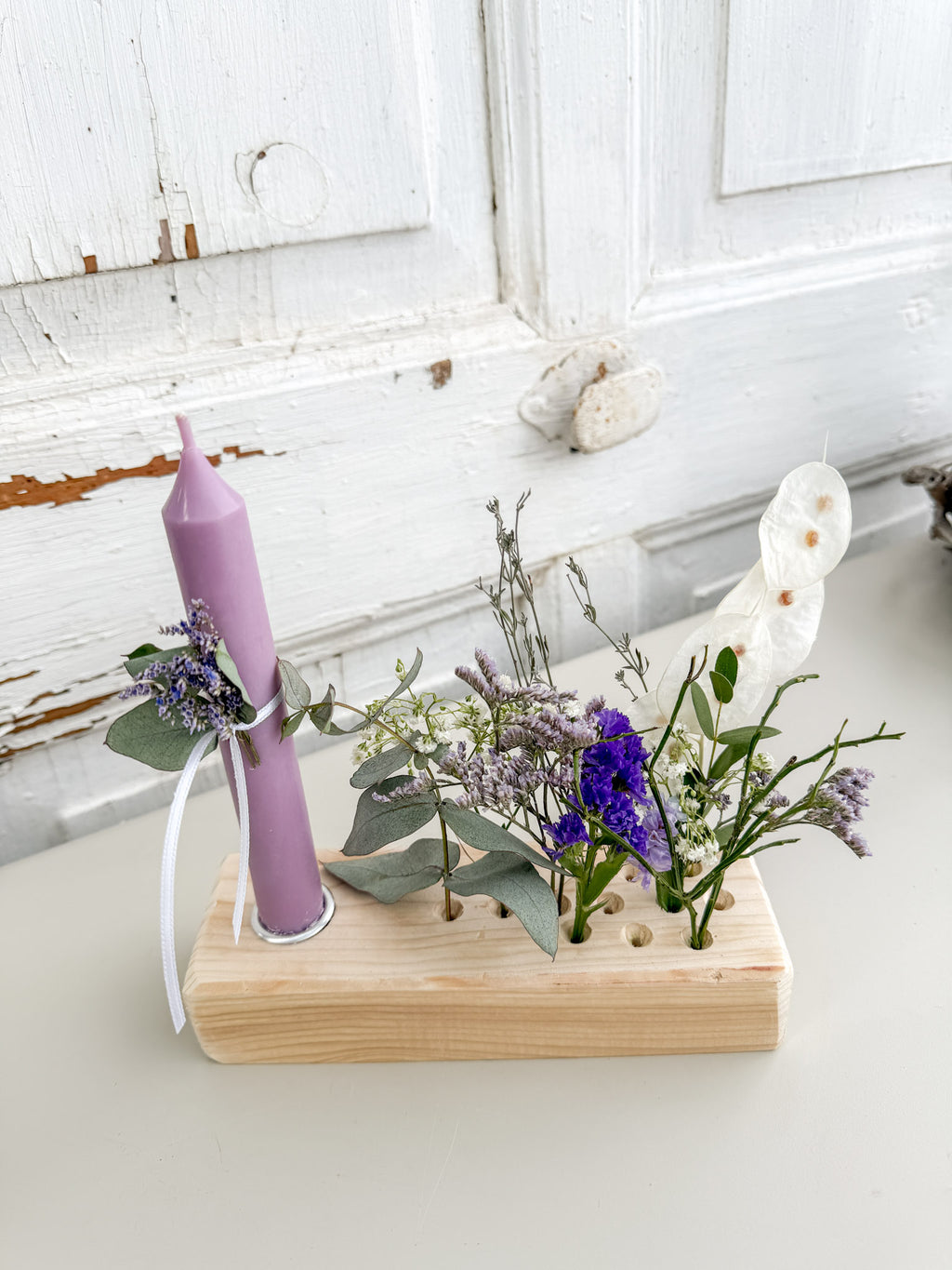 »Flowerboard Mini« auf Fichtenholz – dekoratives Board mit Stabkerze (H 13 cm) und farblich passendem Blütenarrangement aus Eukalyptus und getrockneten Blüten. 