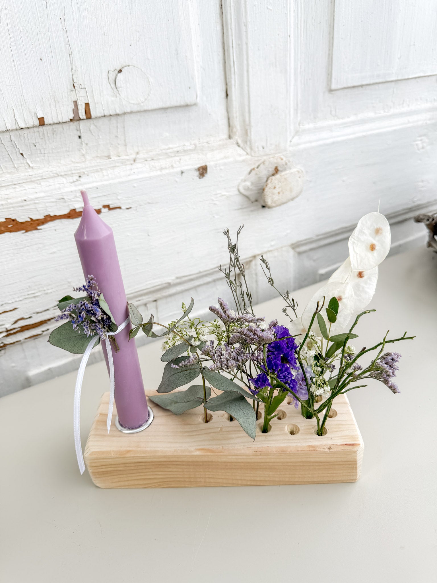 »Flowerboard Mini« auf Fichtenholz – dekoratives Board mit Stabkerze (H 13 cm) und farblich passendem Blütenarrangement aus Eukalyptus und getrockneten Blüten. 