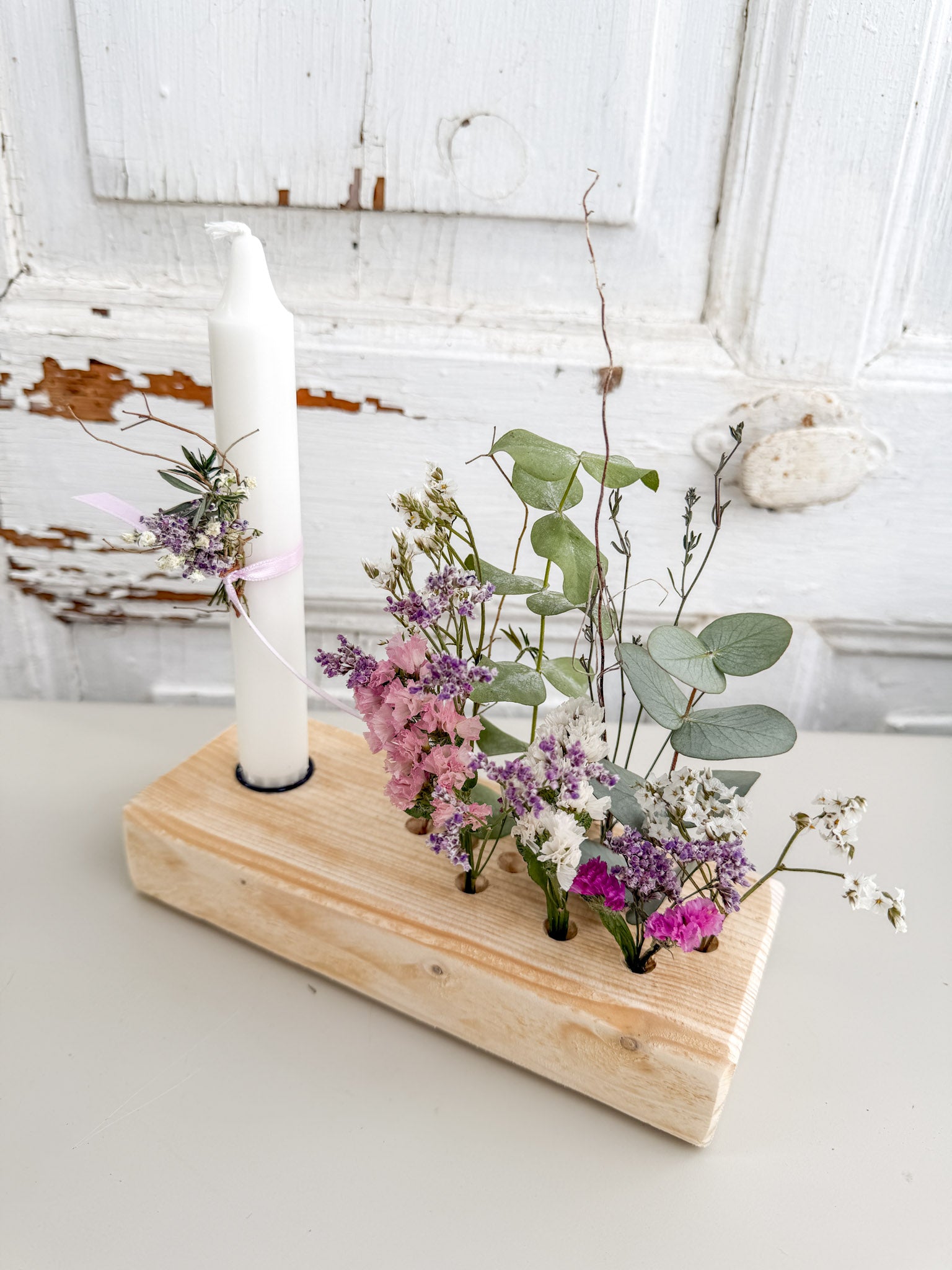 »Flowerboard Mini« auf Fichtenholz – dekoratives Board mit Stabkerze (H 13 cm) und farblich passendem Blütenarrangement aus Eukalyptus und getrockneten Blüten. 