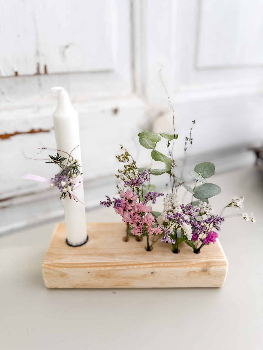 »Flowerboard Mini« auf Fichtenholz – dekoratives Board mit Stabkerze (H 13 cm) und farblich passendem Blütenarrangement aus Eukalyptus und getrockneten Blüten. 