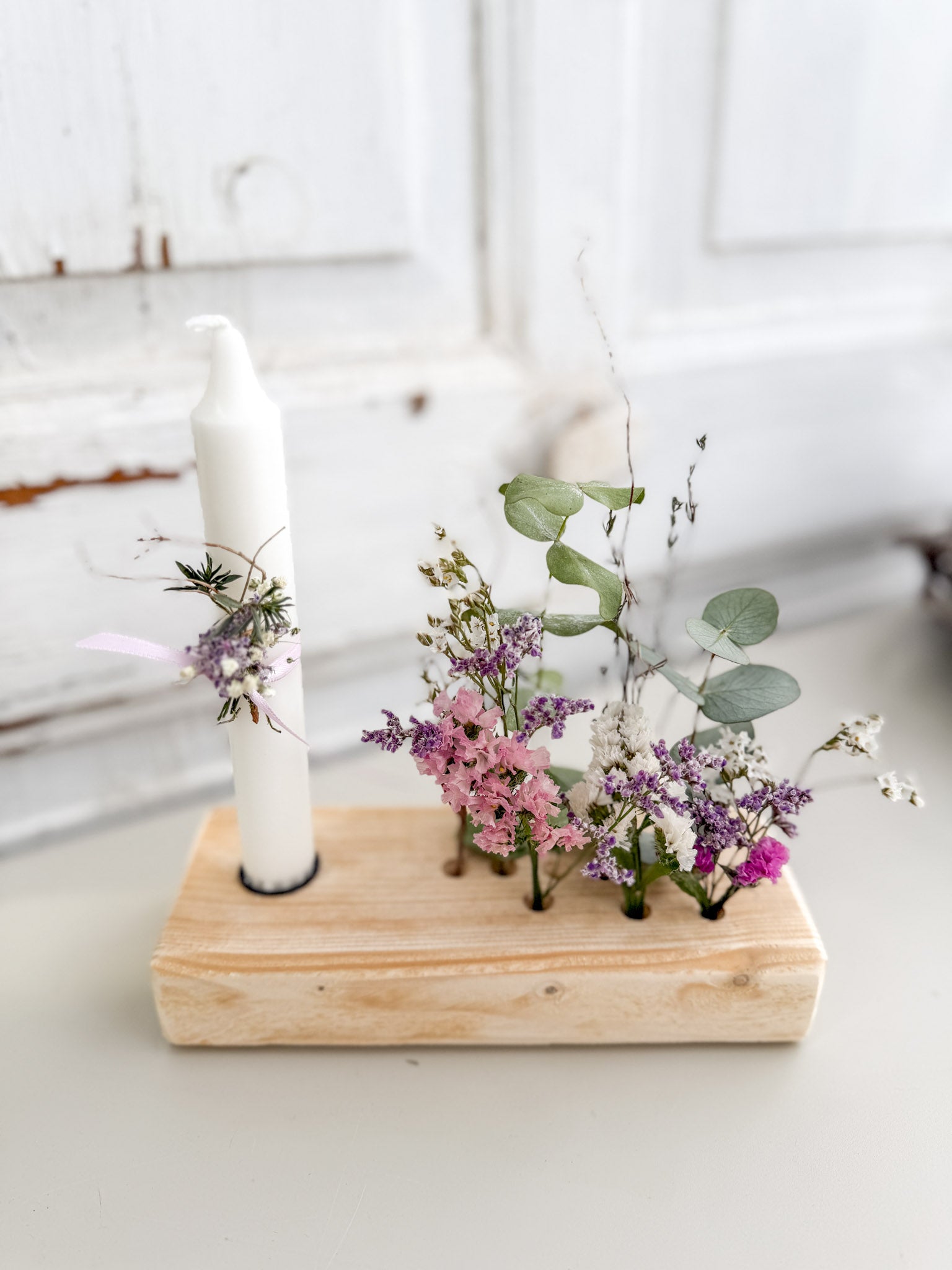 »Flowerboard Mini« auf Fichtenholz – dekoratives Board mit Stabkerze (H 13 cm) und farblich passendem Blütenarrangement aus Eukalyptus und getrockneten Blüten. 