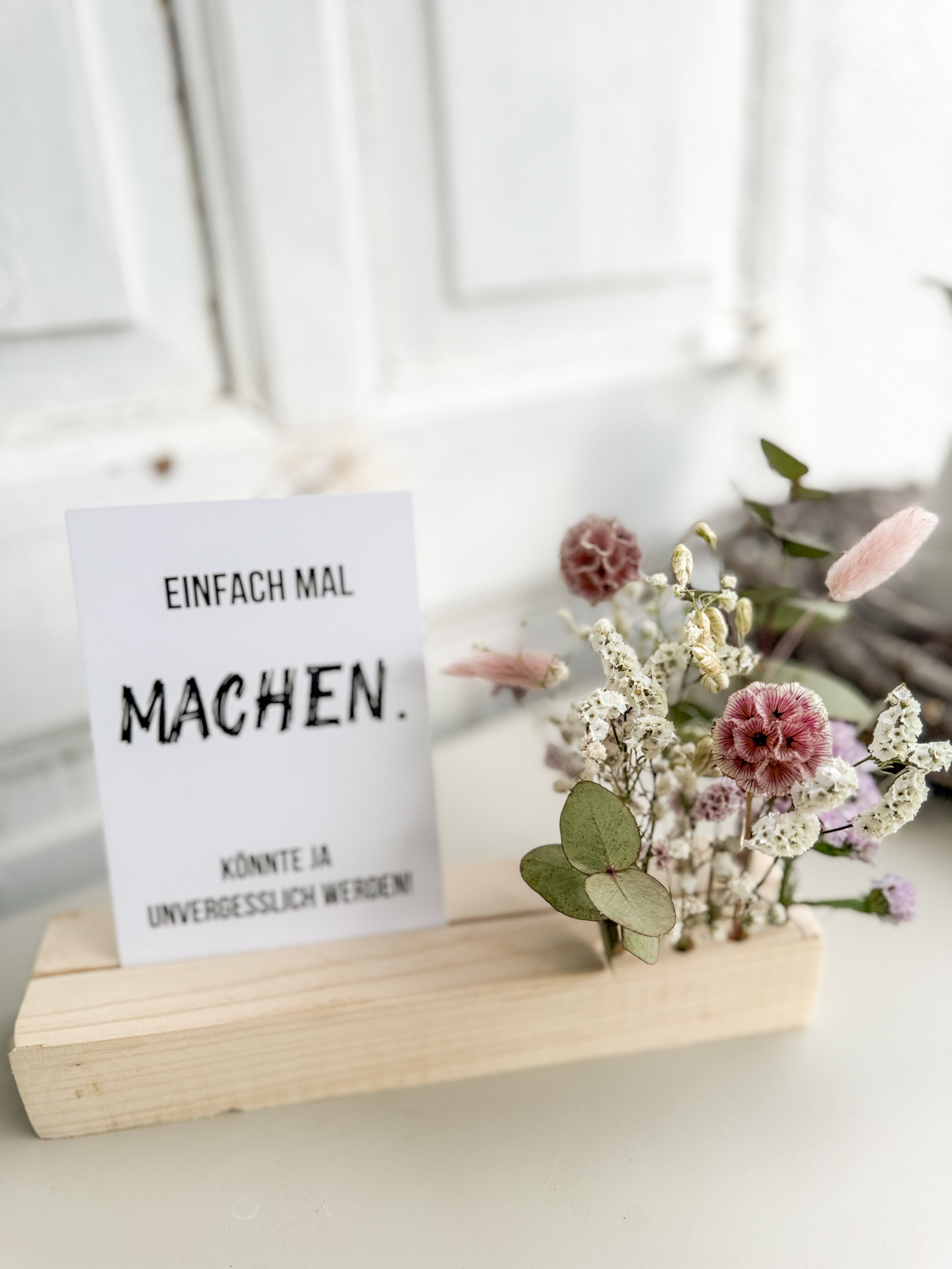 »Flowerboard Karte« – Fichtenholzboard mit Mini-Blütenarrangement und Platz für eine Postkarte, handgefertigtes Dekoelement - einfach mal machen