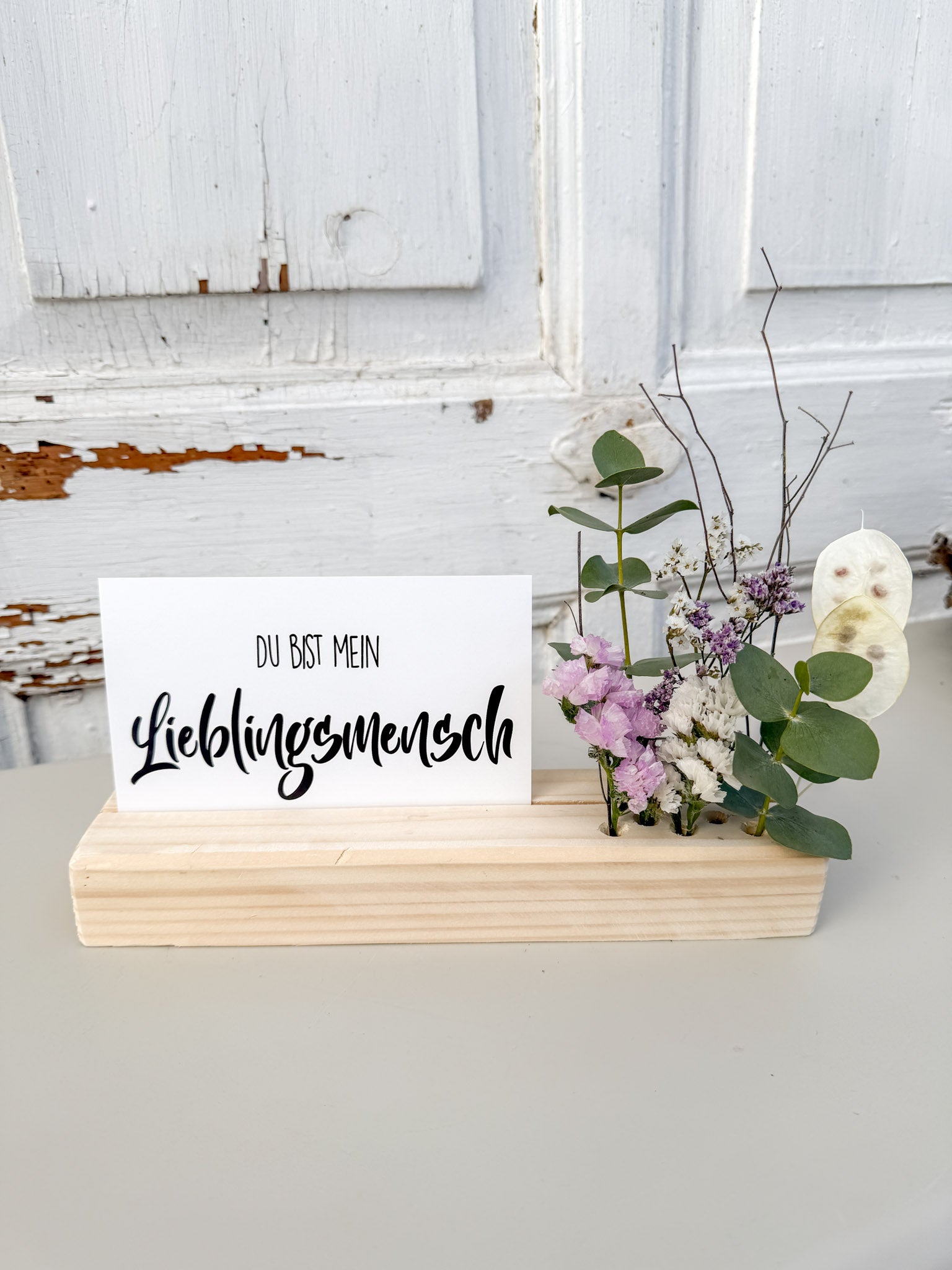»Flowerboard Karte« als dekoratives Ensemble auf Tisch oder Kommode, personalisierbar mit Wunschkarte, handgefertigt