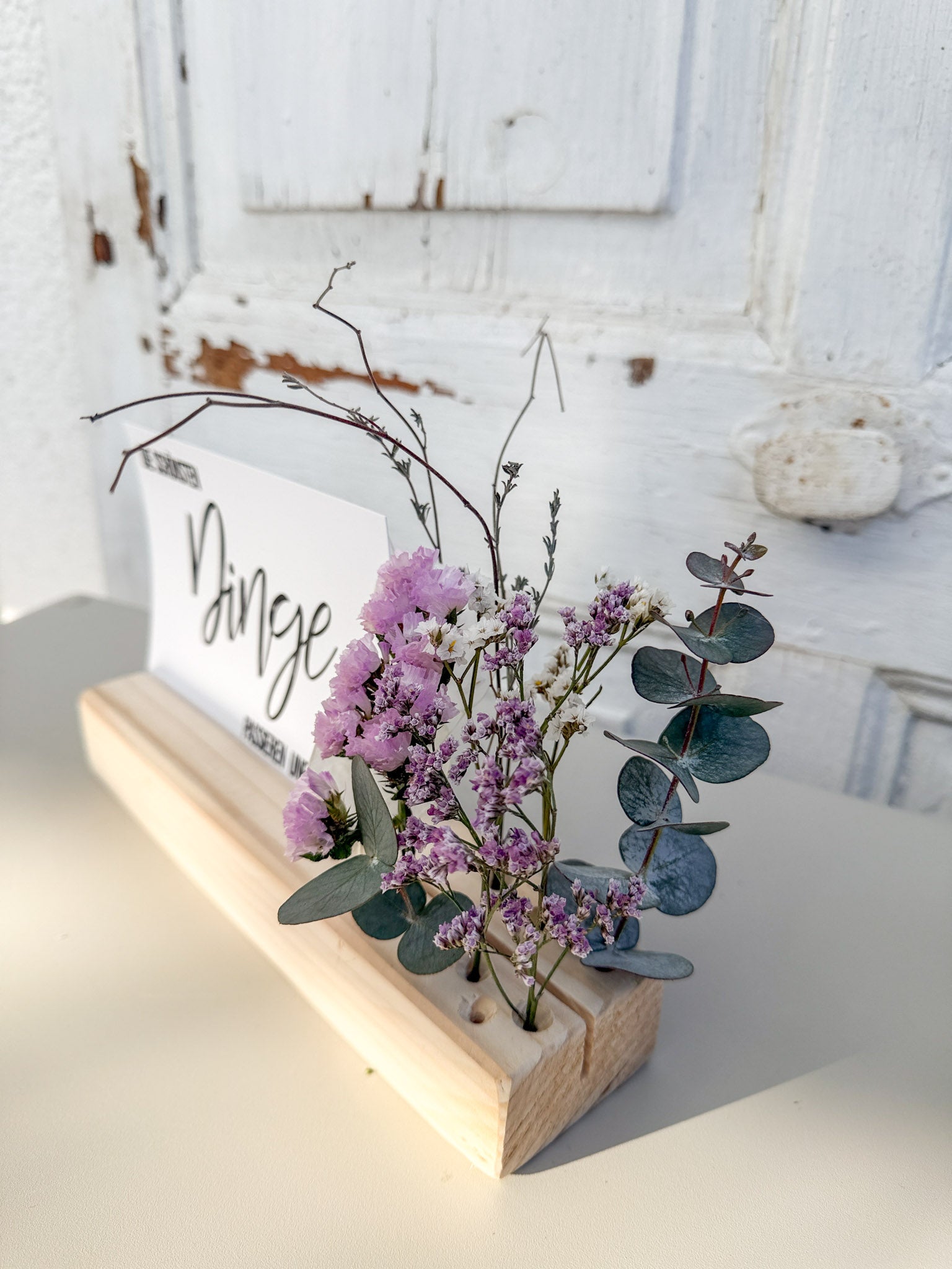 Detailaufnahme Blüten auf »Flowerboard Karte«, zarte Farbakzente und Naturmaterialien auf Fichtenholz