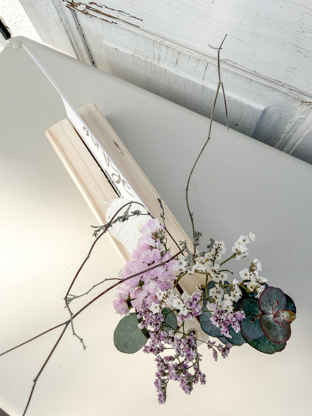 Kartenhalter auf Flowerboard Karte, Platz für eine Postkarte, harmonisch mit Blütenarrangement