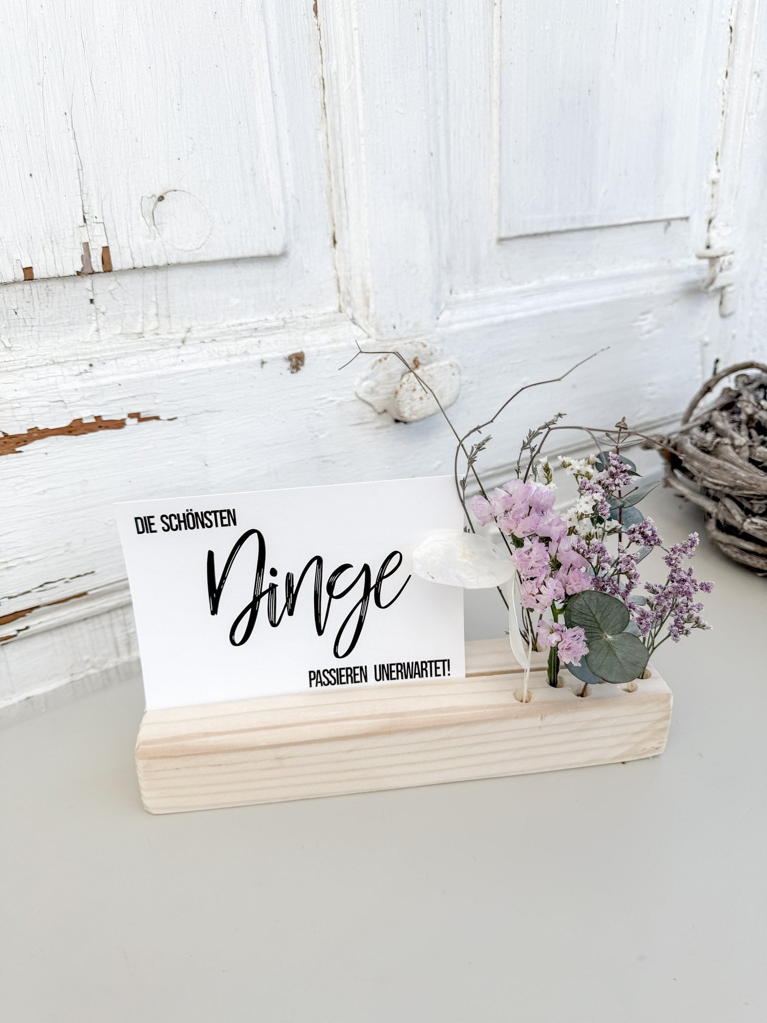»Flowerboard Karte« – Fichtenholzboard mit Mini-Blütenarrangement und Platz für eine Postkarte, handgefertigtes Dekoelement