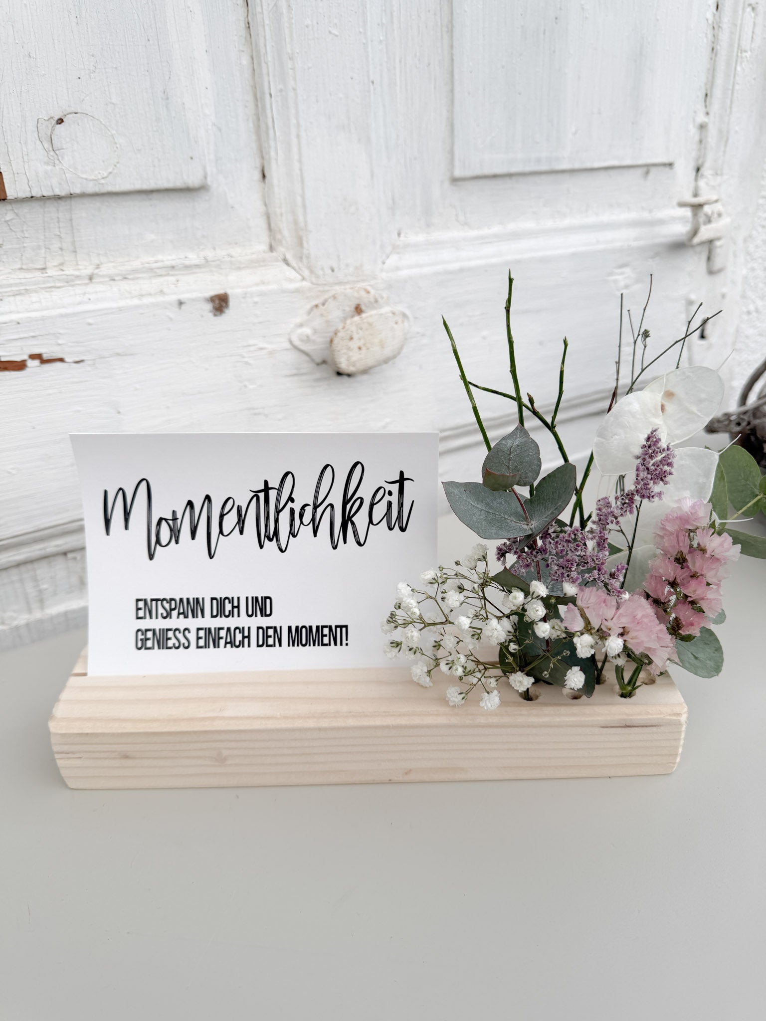 »Flowerboard Karte« als dekoratives Ensemble auf Tisch oder Kommode, personalisierbar mit Wunschkarte, handgefertigt