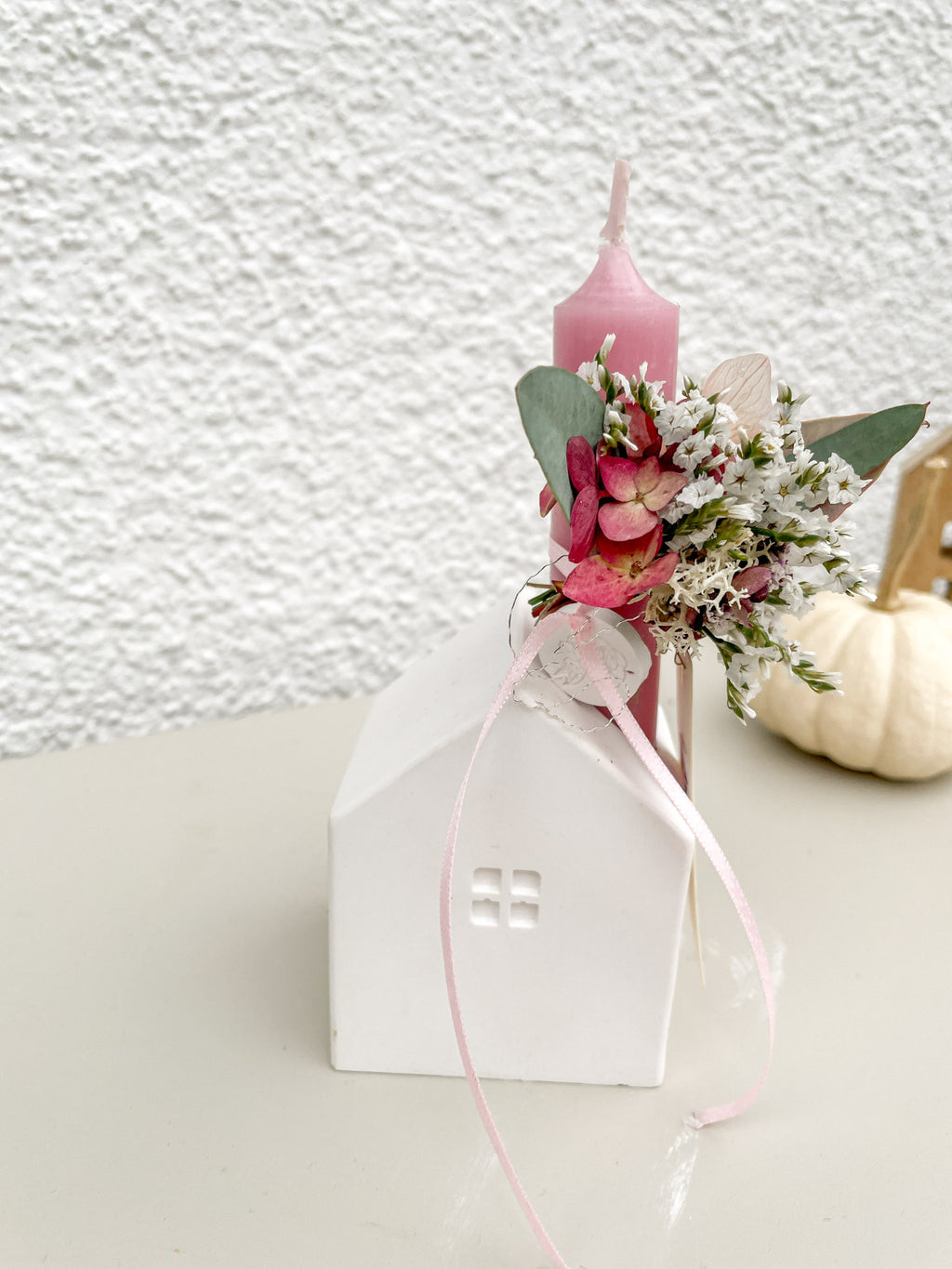 Mini-Dekoration »Raysin-Haus« – Kerze & saisonales Blumenarrangement