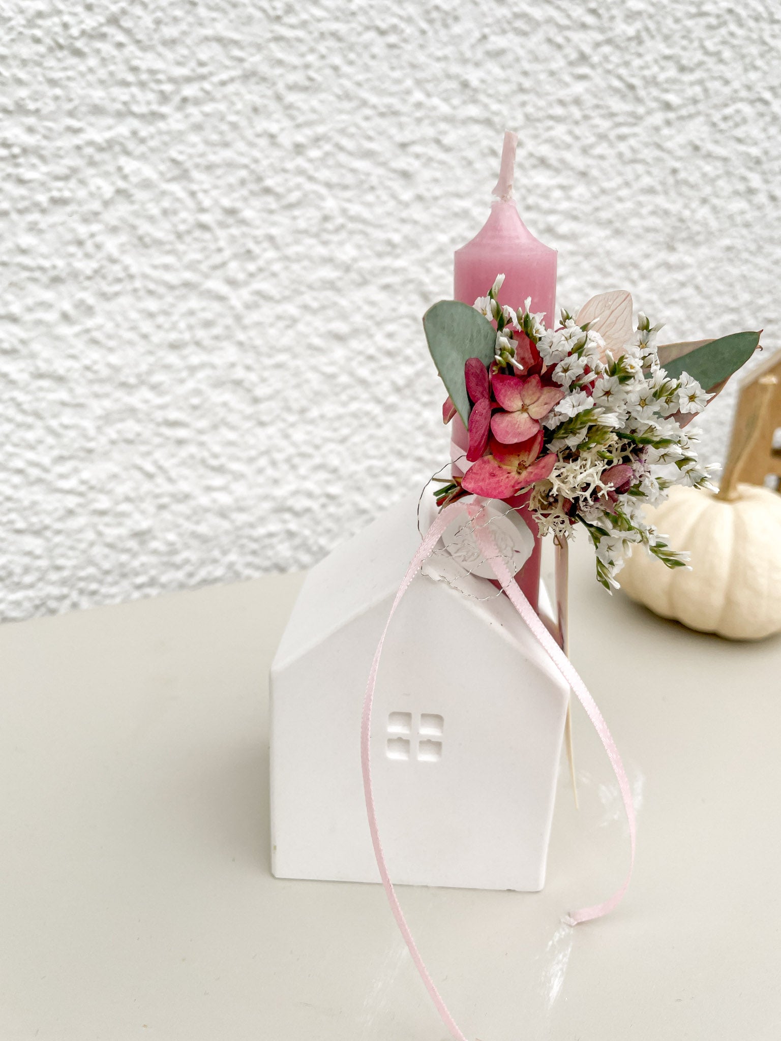 Mini-Dekoration »Raysin-Haus« – Kerze & saisonales Blumenarrangement