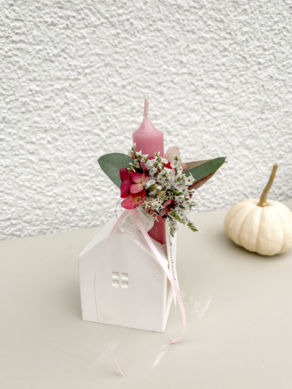 Mini-Dekoration »Raysin-Haus« – Kerze & saisonales Blumenarrangement