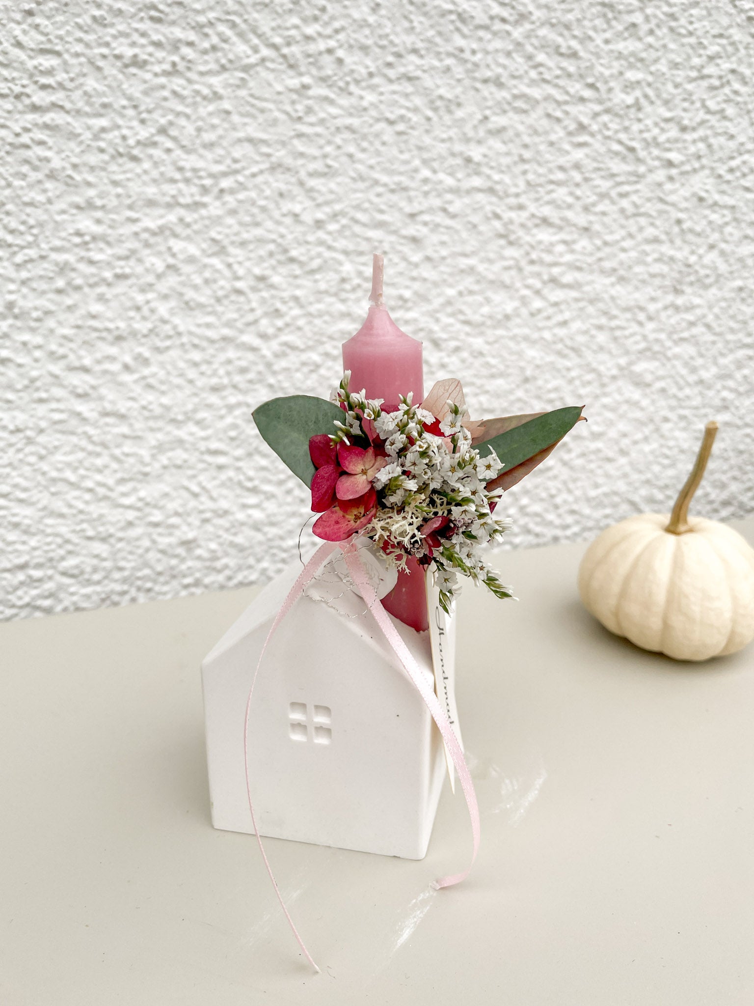 Mini-Dekoration »Raysin-Haus« – Kerze & saisonales Blumenarrangement