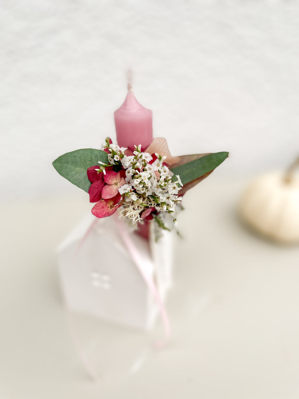 Mini-Dekoration »Raysin-Haus« – Kerze & saisonales Blumenarrangement