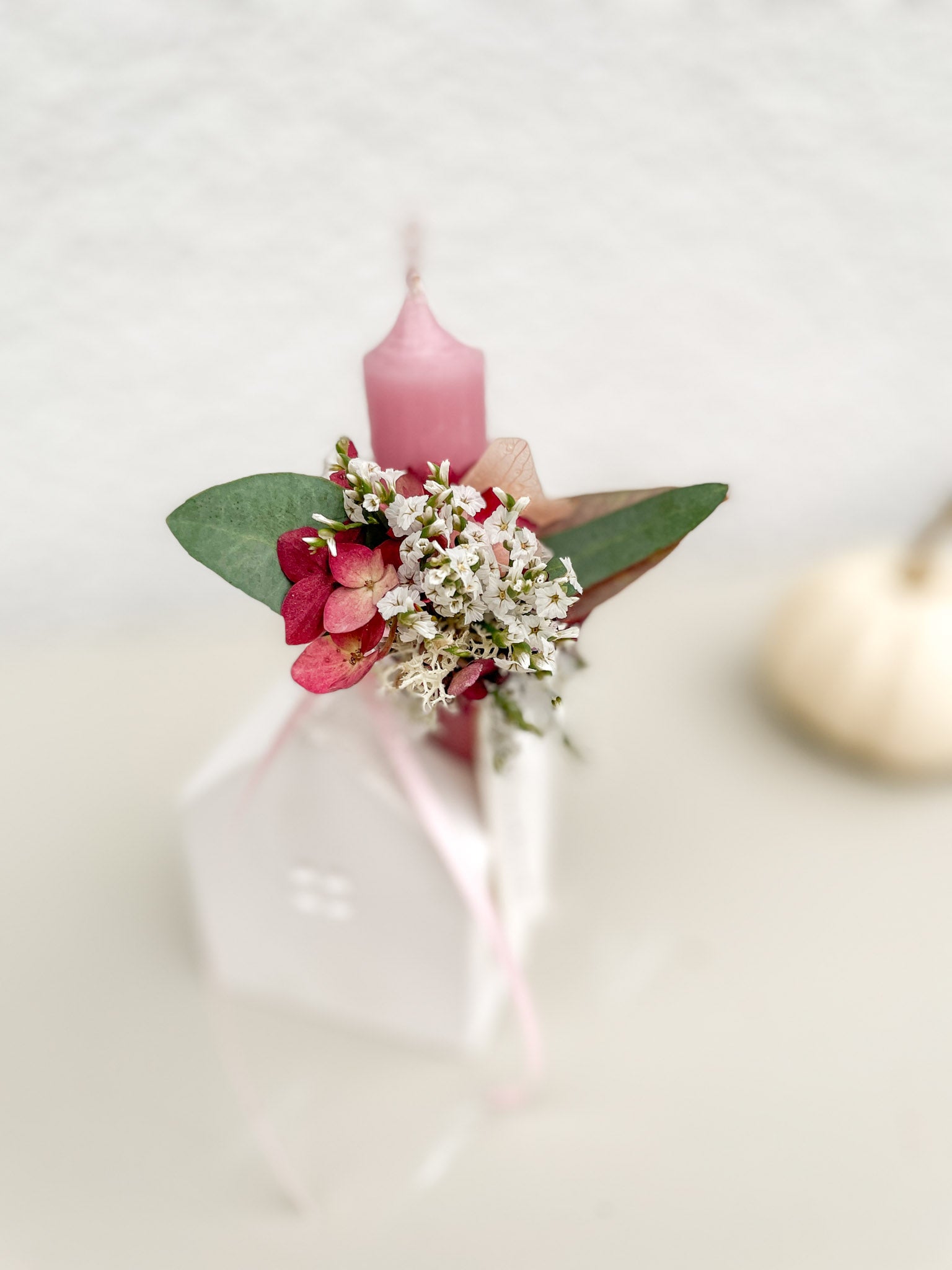 Mini-Dekoration »Raysin-Haus« – Kerze & saisonales Blumenarrangement