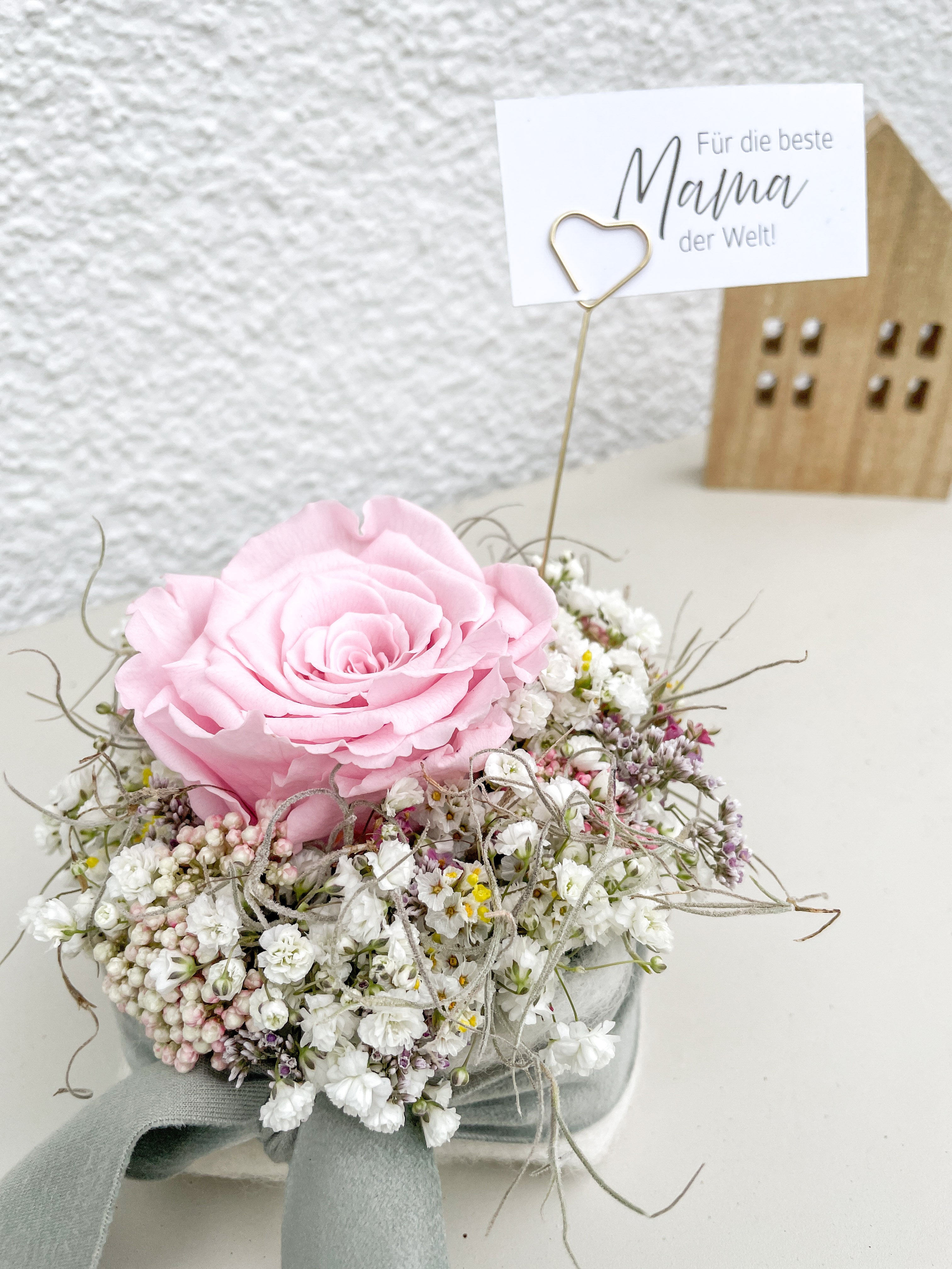 Mini-Gesteck »Rosenglück« mit konservierter rosa Rose, Eukalyptus und Blüten in rechteckiger Steckbasis