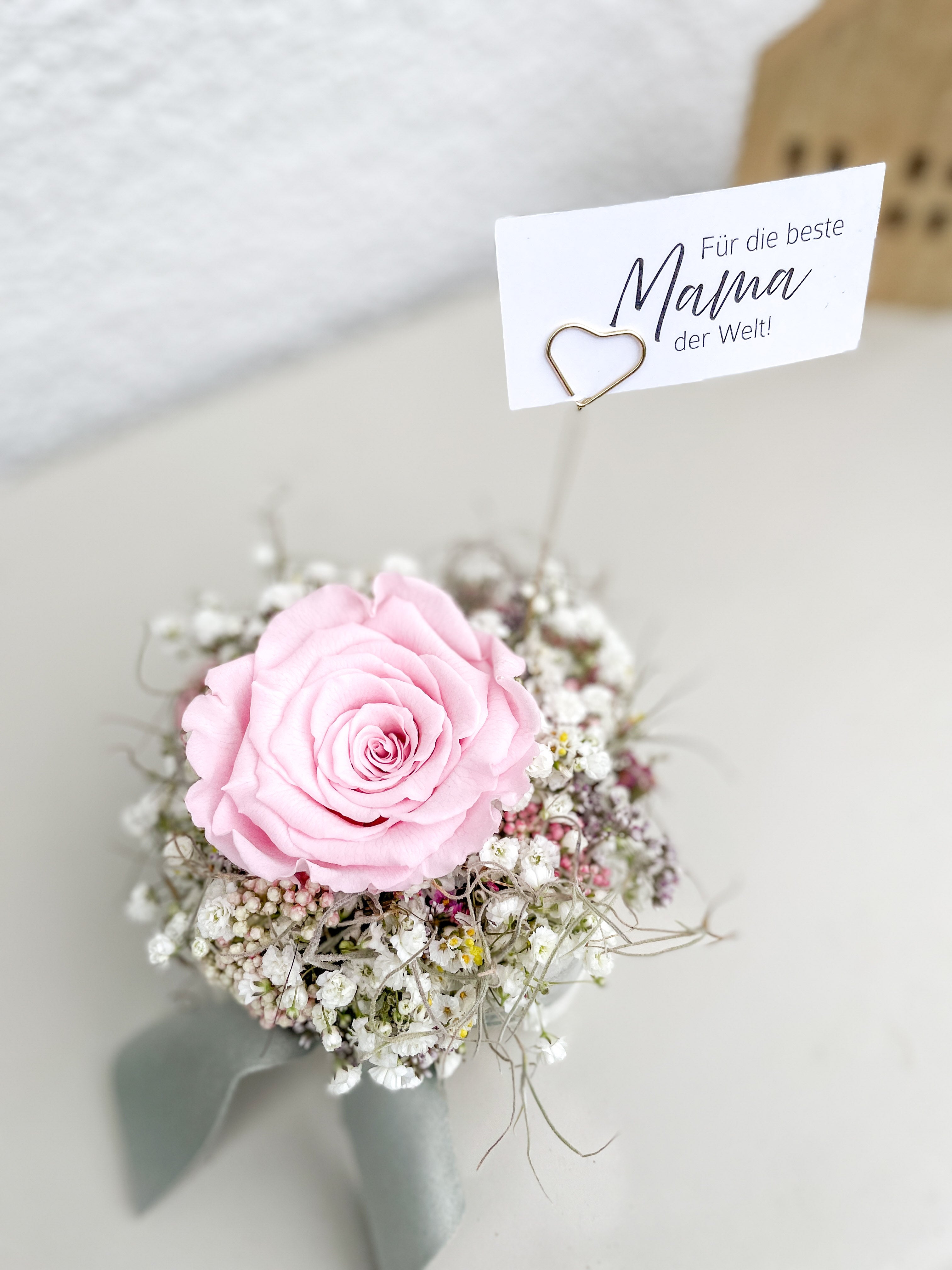 Konservierte Rose in zartem Rosa als Mittelpunkt des Mini-Gestecks »Rosenglück«