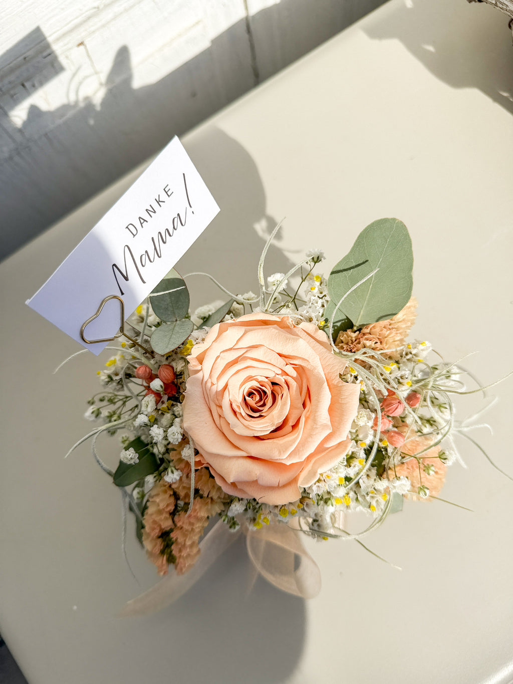 Mini-Gesteck »Rosenglück« mit konservierter Rose in Peach , Eukalyptus und Blüten in rechteckiger Steckbasis