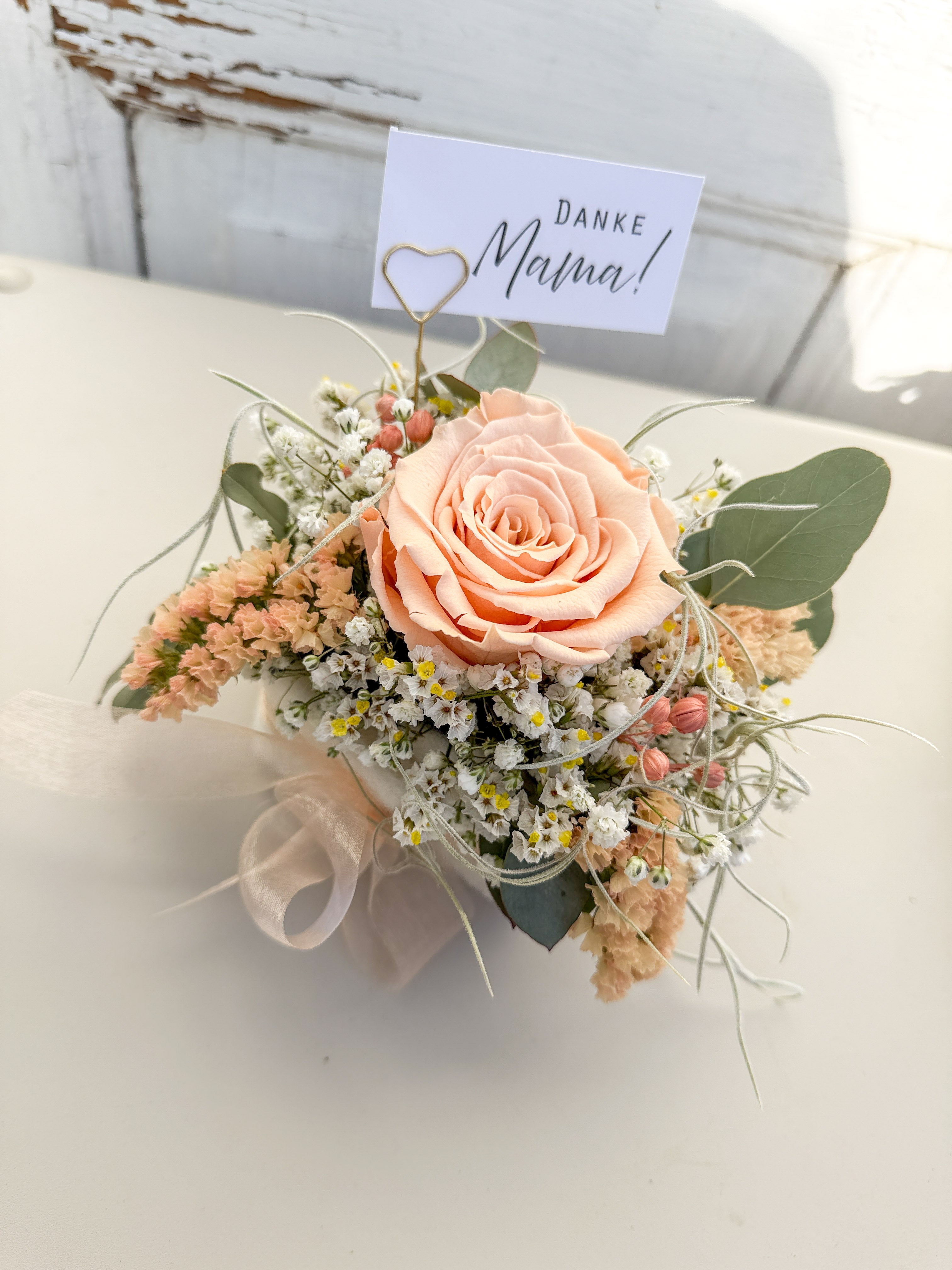 Mini-Gesteck »Rosenglück« mit konservierter Rose in Peach , Eukalyptus und Blüten in rechteckiger Steckbasis