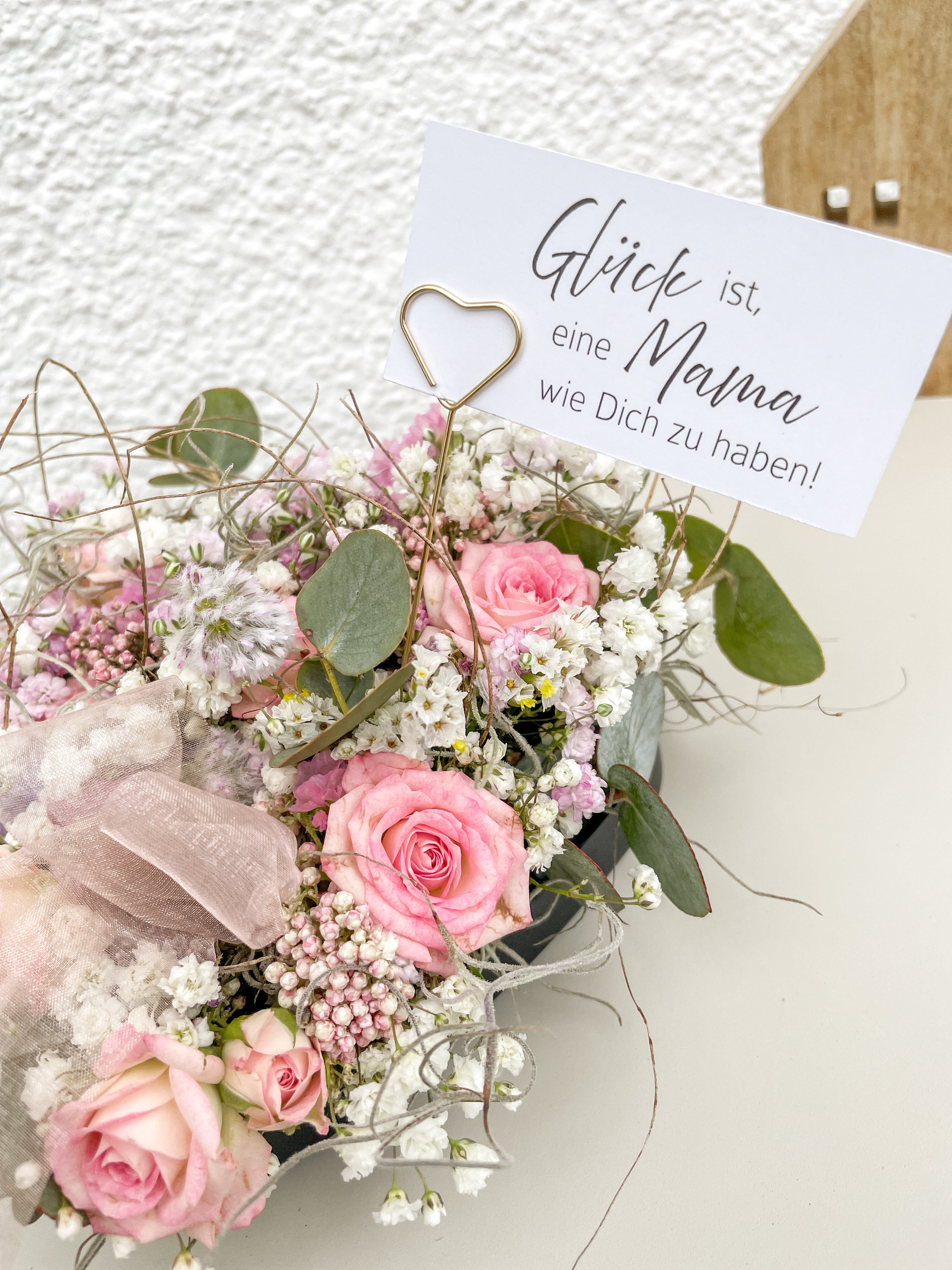 Frische rosa Rosen im Mittelpunkt eines handgefertigten Steckschaum-Herzens