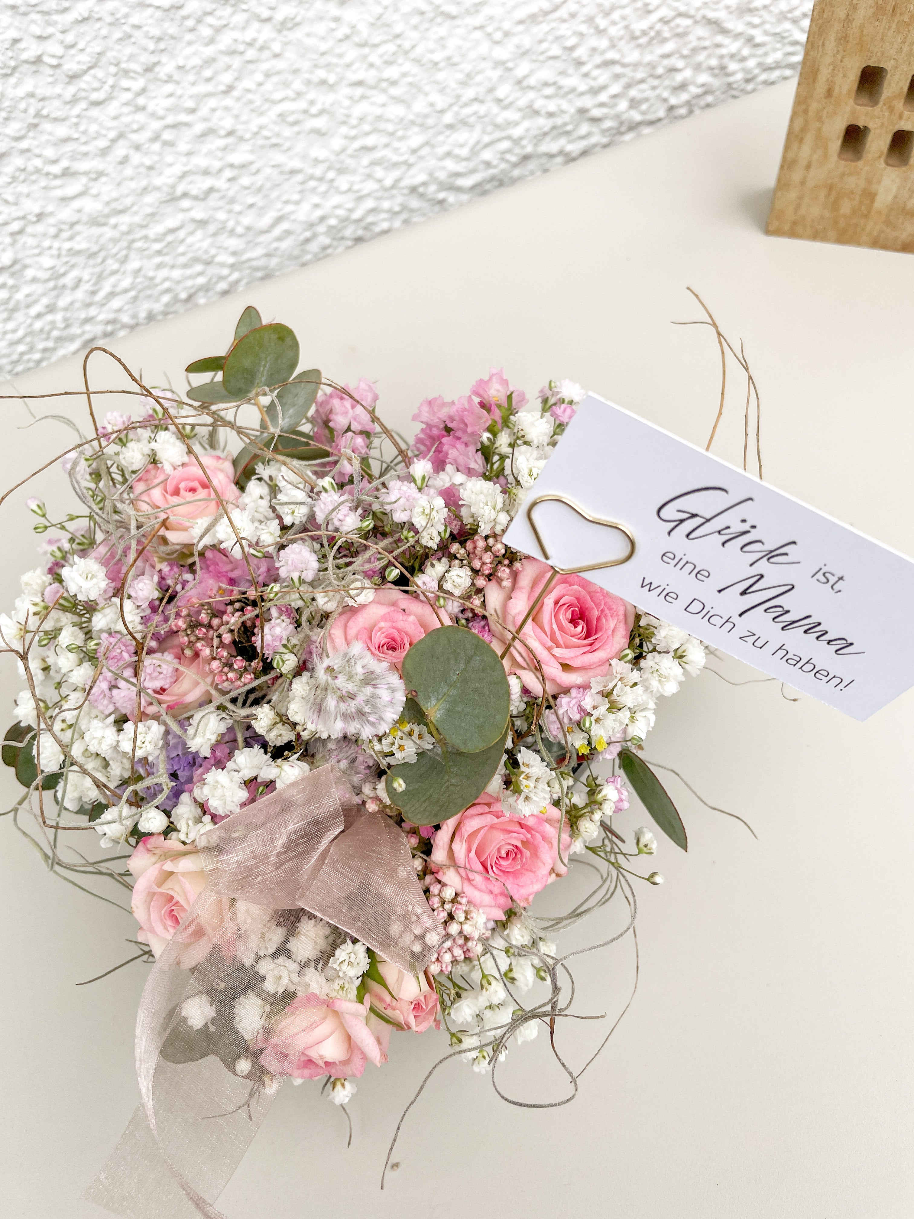 Florales Herz »Rosengruß« als liebevolles Muttertagsgeschenk mit Grußbotschaft