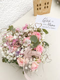 Florales Steckschaum-Herz mit rosa Rosen, Eukalyptus und Blüten in Herzform arrangiert