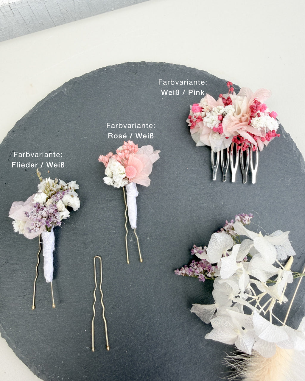 Mehrere Trockenblumen-Haarnadeln nebeneinander in verschiedenen Farben
