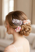 Anwendundgsbild Haarkamm »Blossom Touch« in Haar gesteckt - KI generiert