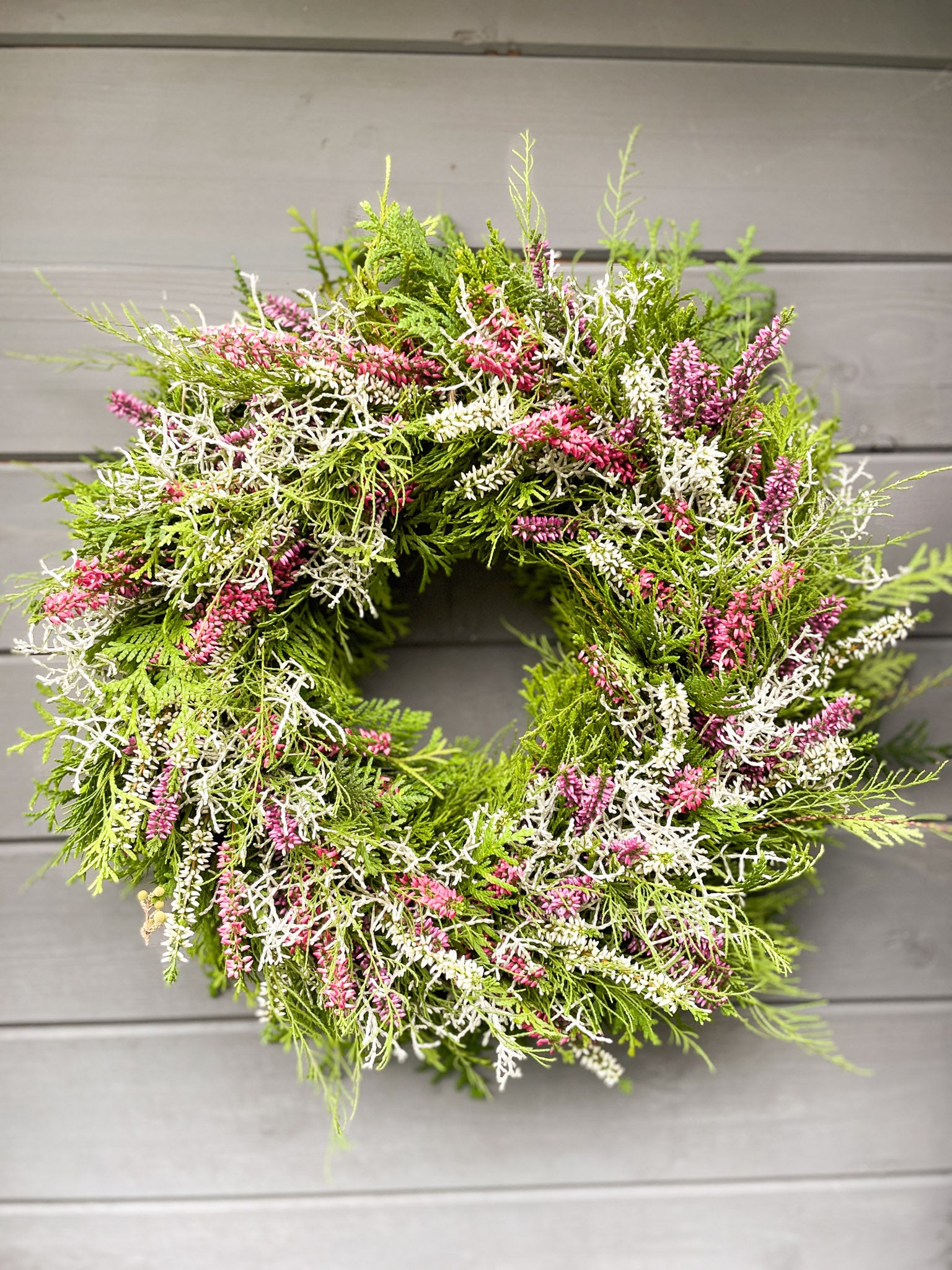 Herbstkranz »Heather Glow« – Thuja, Erika & Stacheldrahtkraut