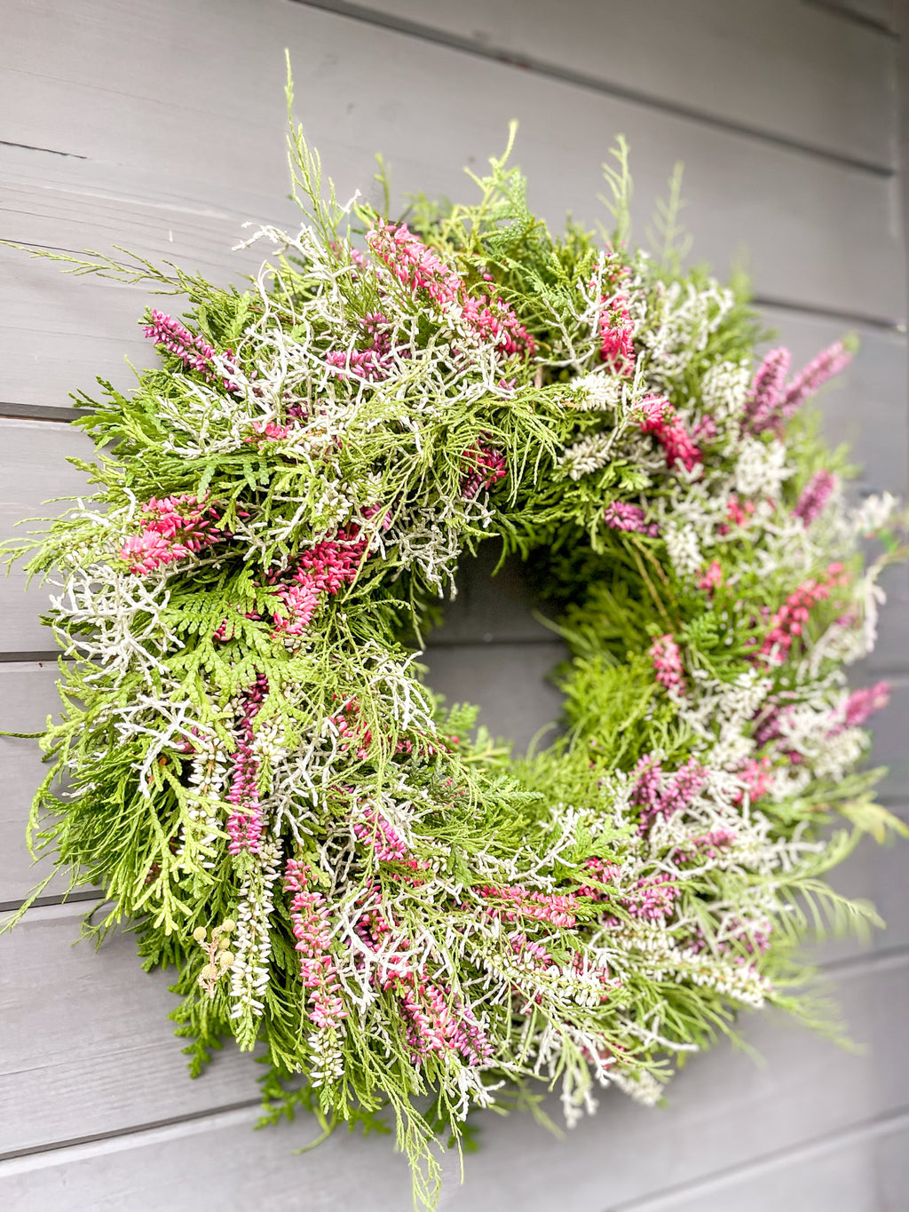 Herbstkranz »Heather Glow« – Thuja, Erika & Stacheldrahtkraut