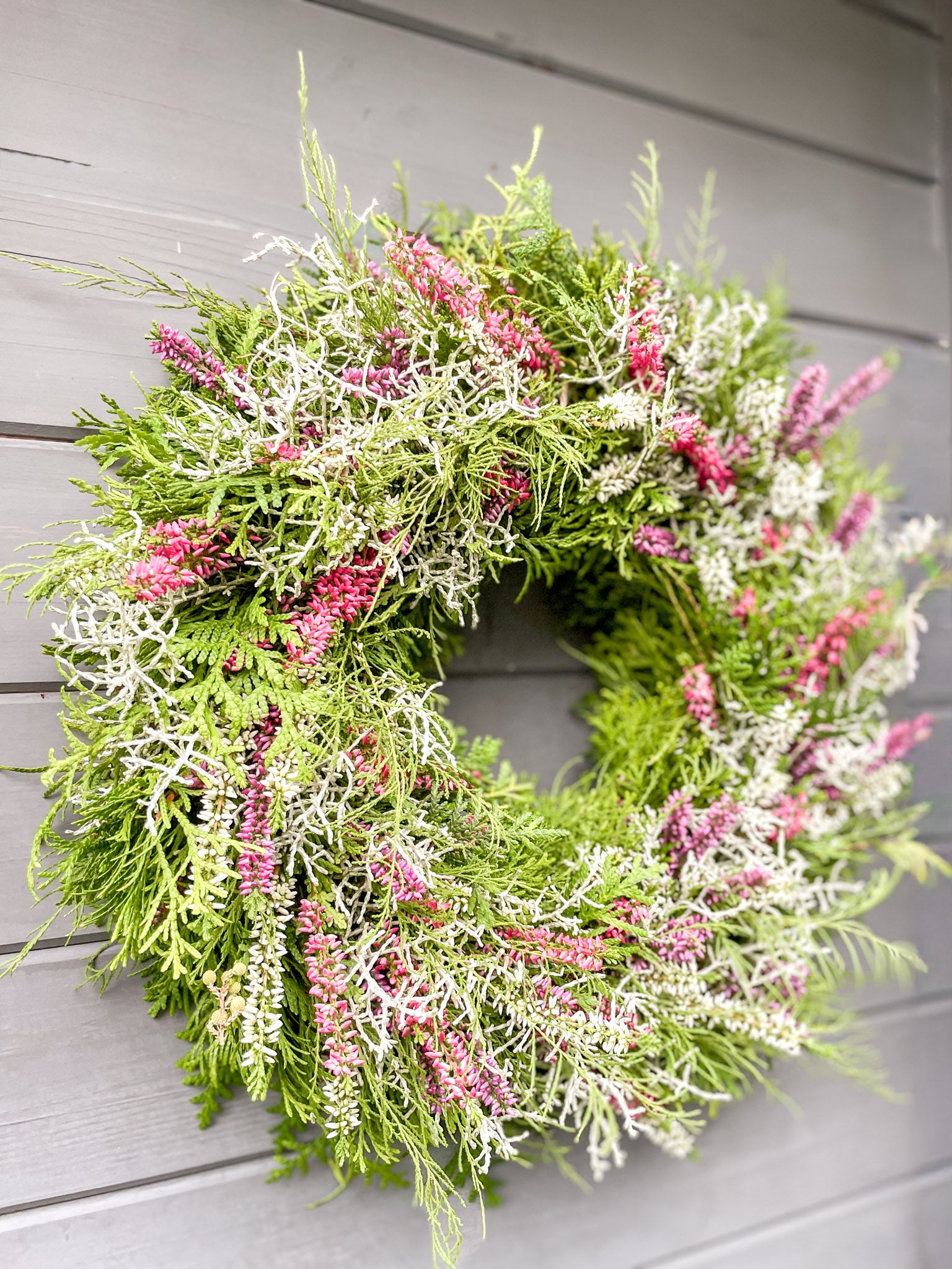 Herbstkranz »Heather Glow« – Thuja, Erika & Stacheldrahtkraut