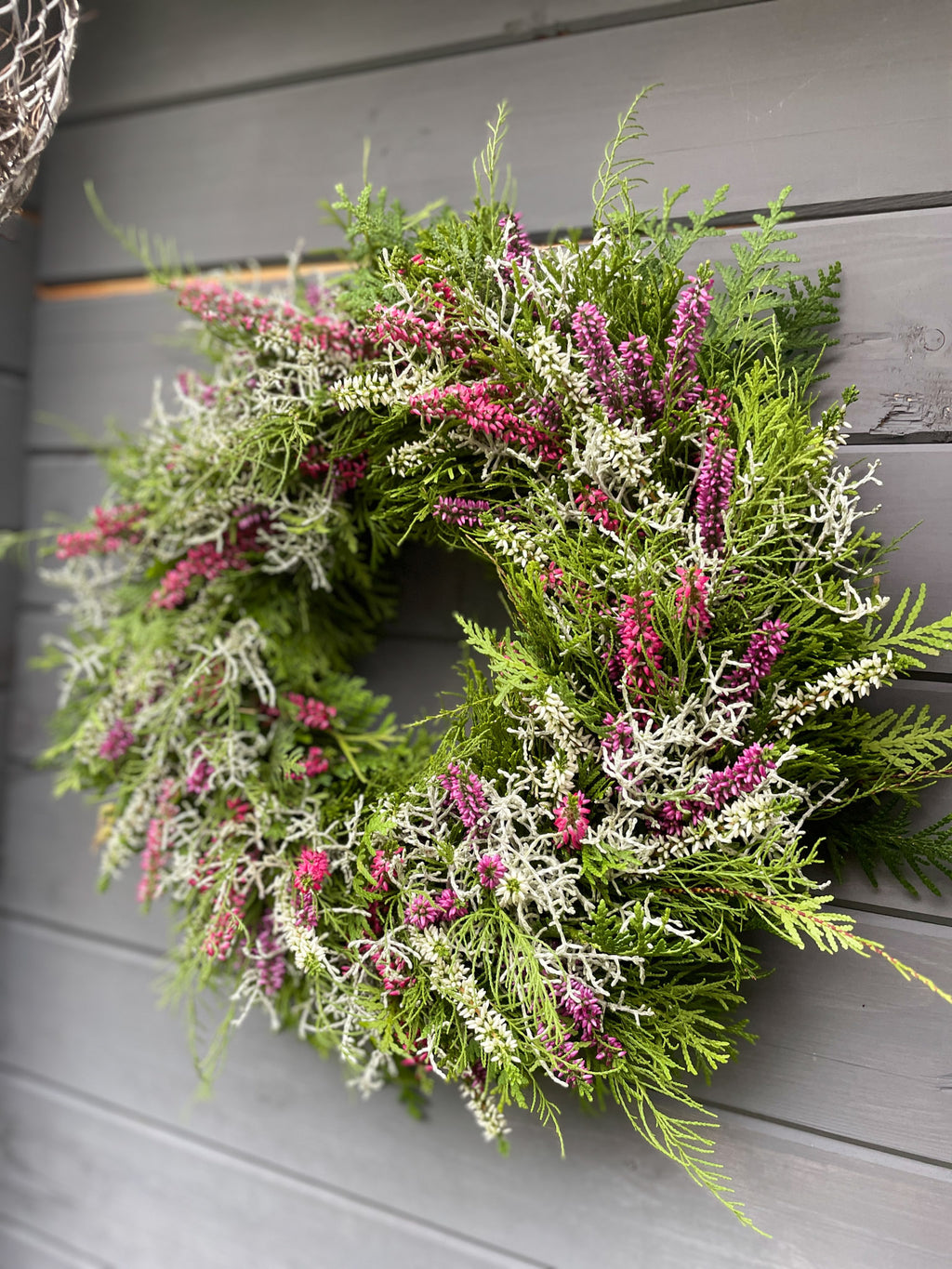 Herbstkranz »Heather Glow« – Thuja, Erika & Stacheldrahtkraut