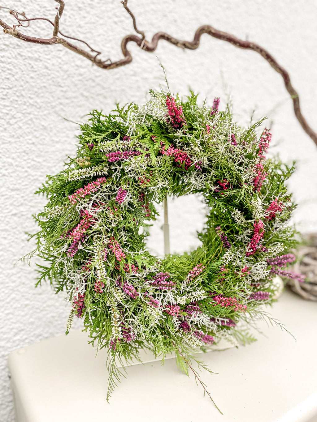Herbstkranz »Heather Glow« – Thuja, Erika & Stacheldrahtkraut
