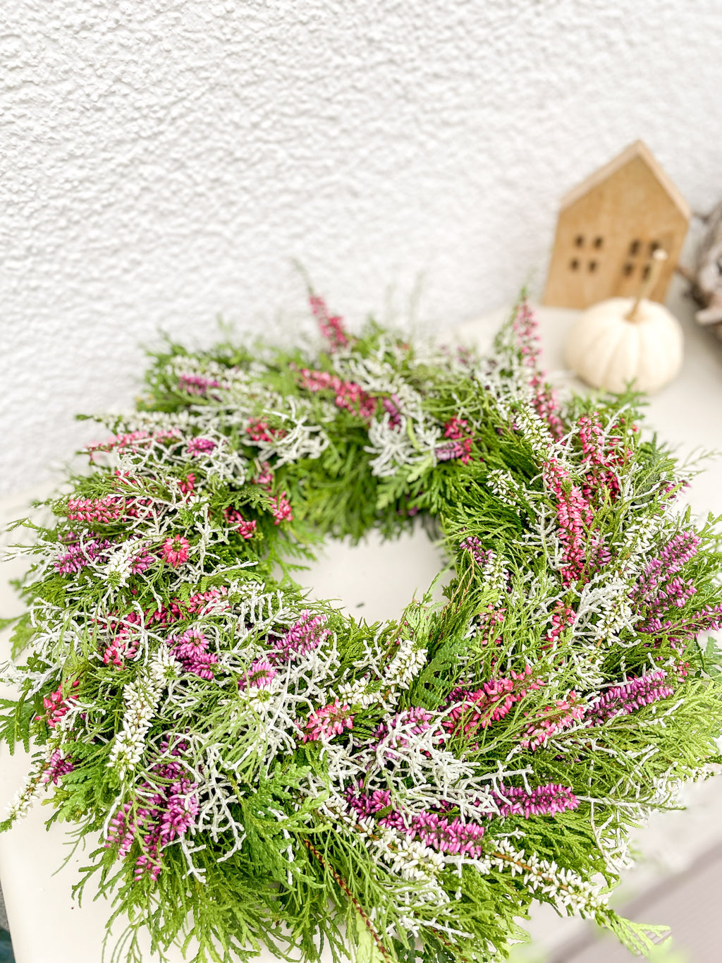 Herbstkranz »Heather Glow« – Thuja, Erika & Stacheldrahtkraut