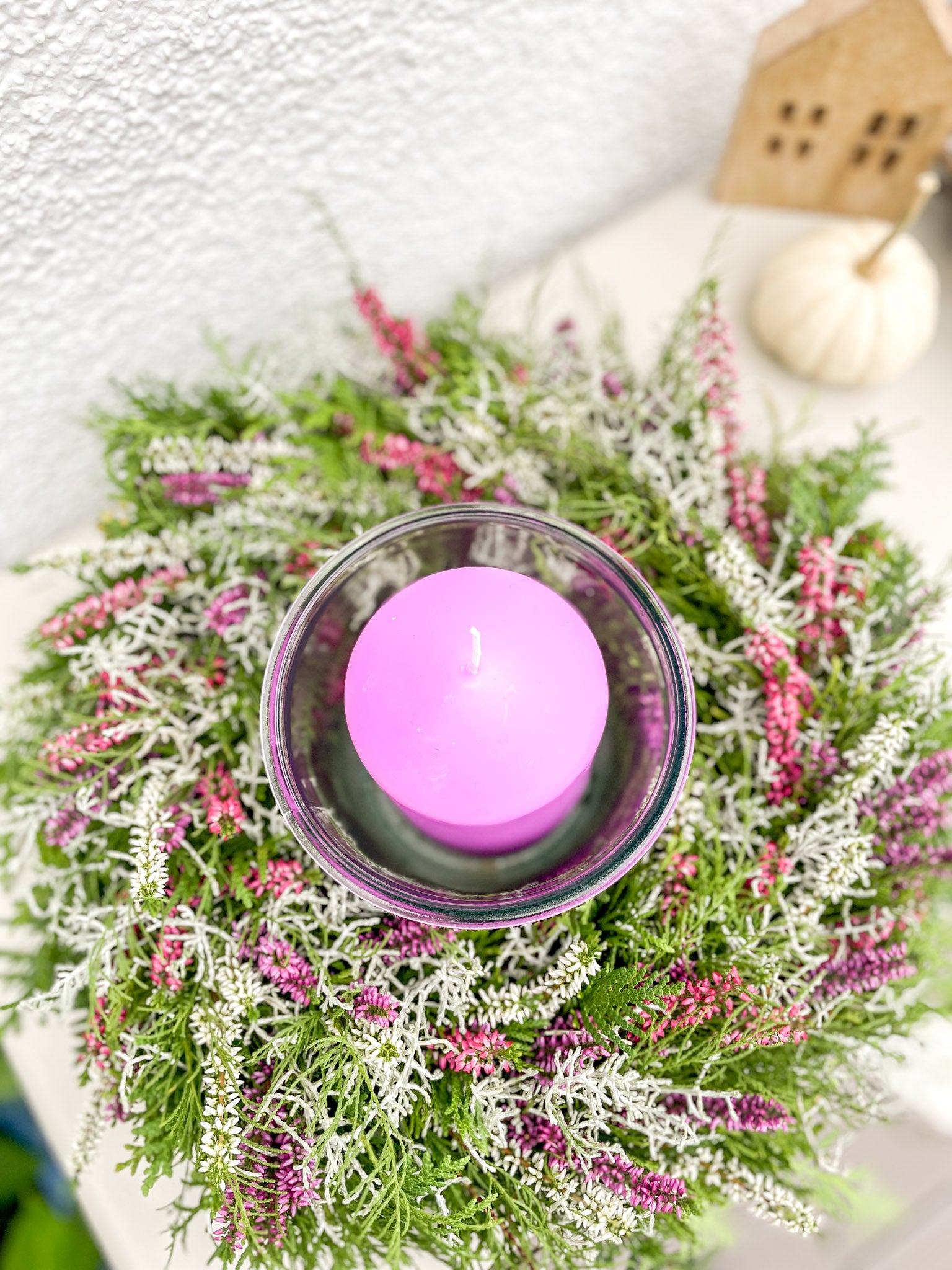 Herbstkranz »Heather Glow« – Thuja, Erika & Stacheldrahtkraut