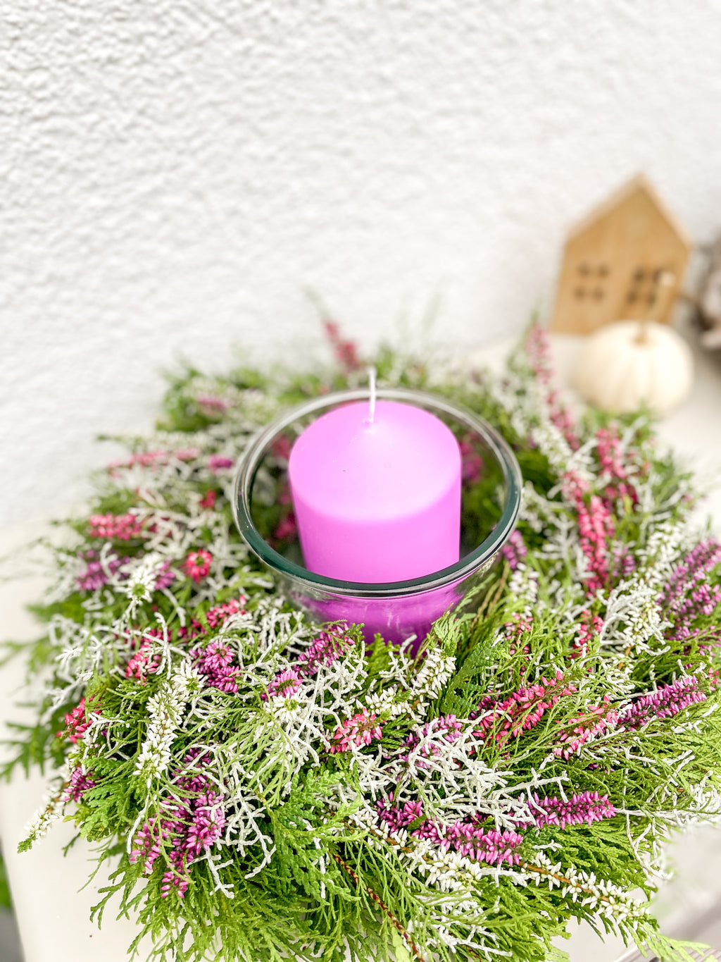 Herbstkranz »Heather Glow« – Thuja, Erika & Stacheldrahtkraut