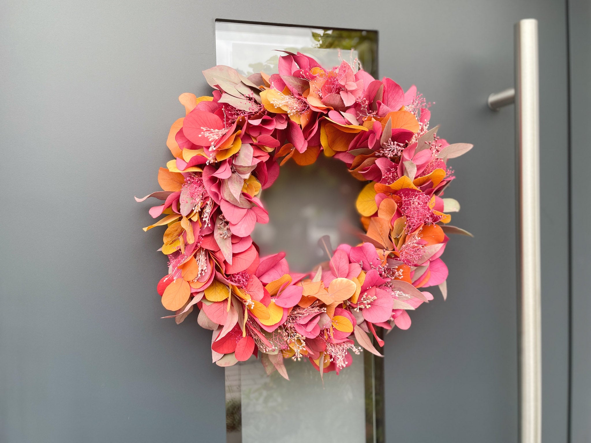 Herbstkranz »Blätterfeuerwerk« – Bunter Eukalyptus in Rot, Orange & Gelb