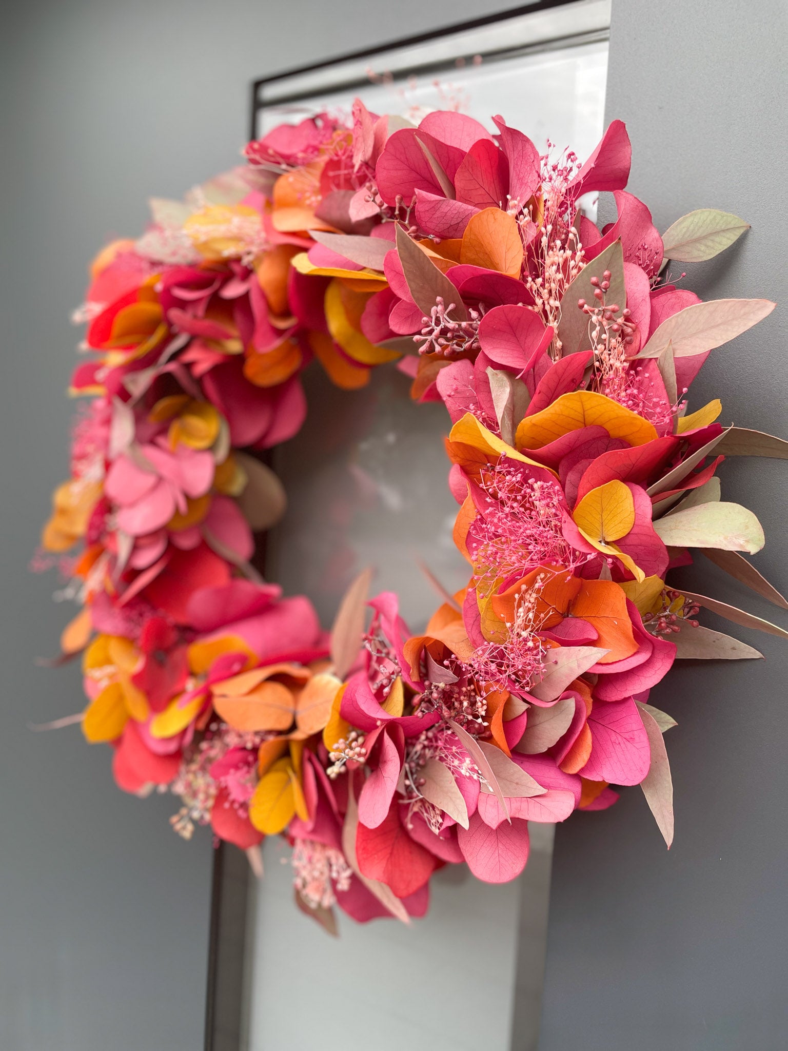 Herbstkranz »Blätterfeuerwerk« – Bunter Eukalyptus in Rot, Orange & Gelb