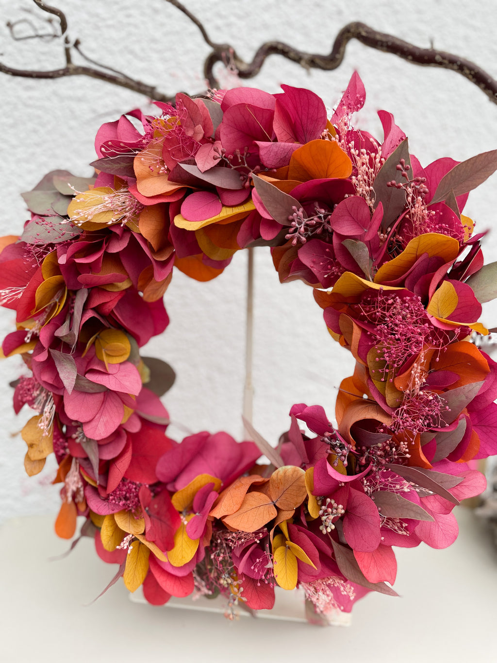 Herbstkranz »Blätterfeuerwerk« – Bunter Eukalyptus in Rot, Orange & Gelb