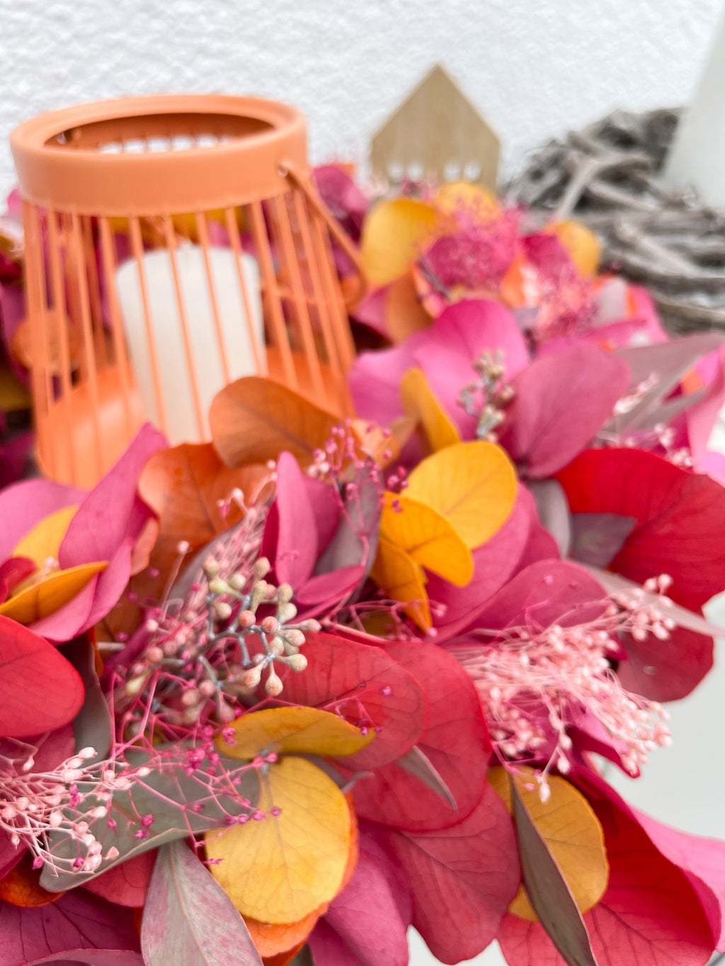 Herbstkranz »Blätterfeuerwerk« – Bunter Eukalyptus in Rot, Orange & Gelb