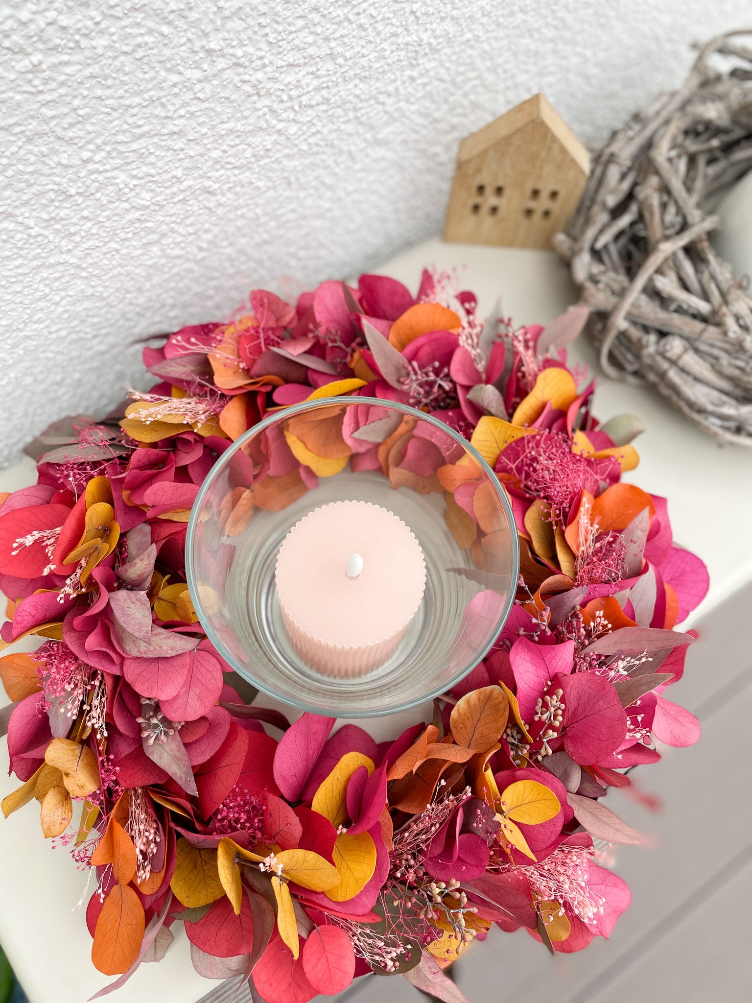 Herbstkranz »Blätterfeuerwerk« – Bunter Eukalyptus in Rot, Orange & Gelb