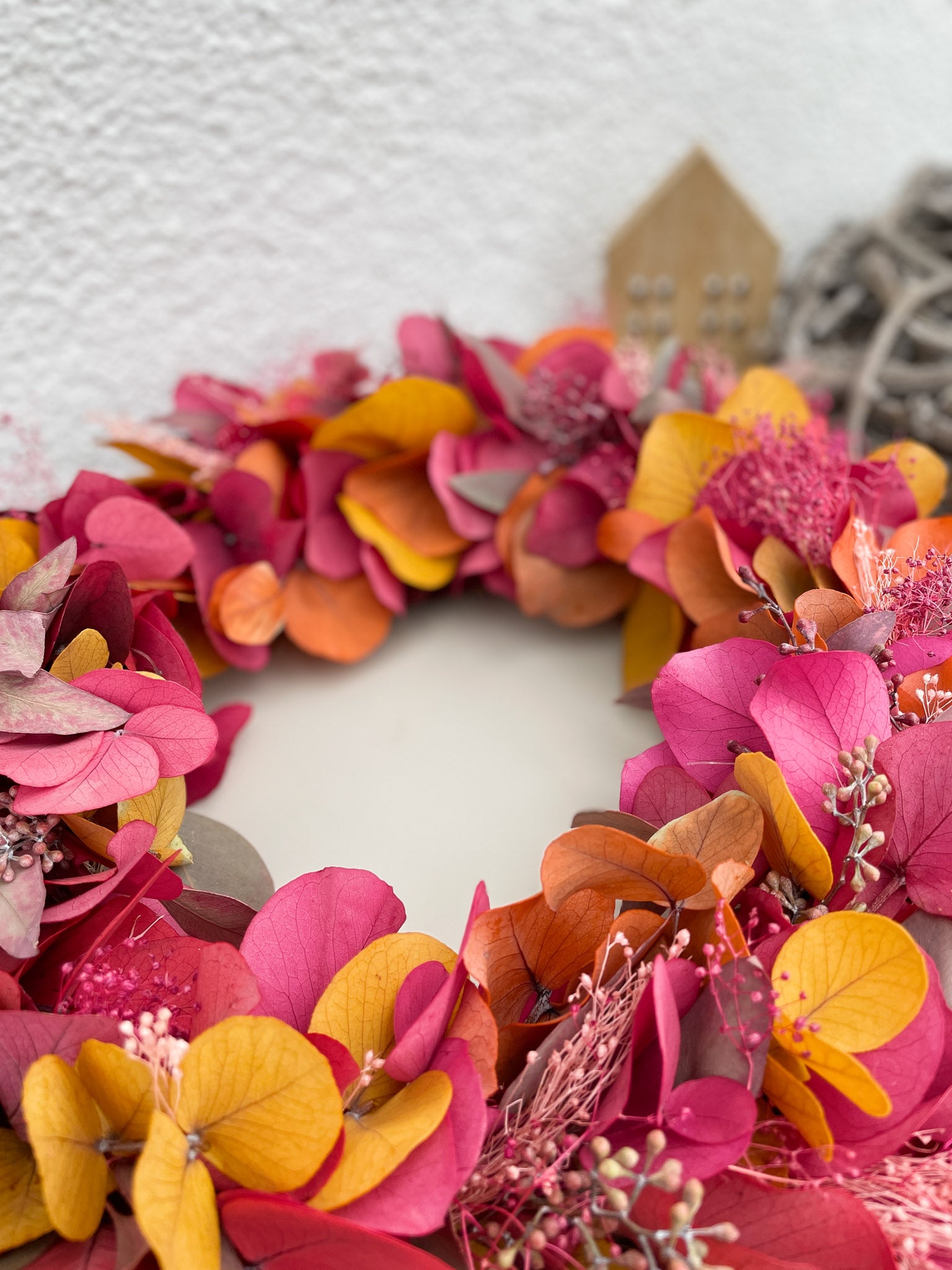 Herbstkranz »Blätterfeuerwerk« – Bunter Eukalyptus in Rot, Orange & Gelb