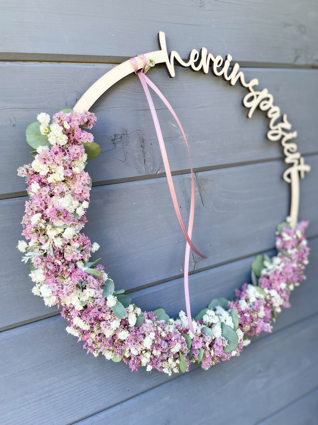 Holzloop »Hereinspaziert« – natürlicher Willkommensgruß mit frischen Blumen