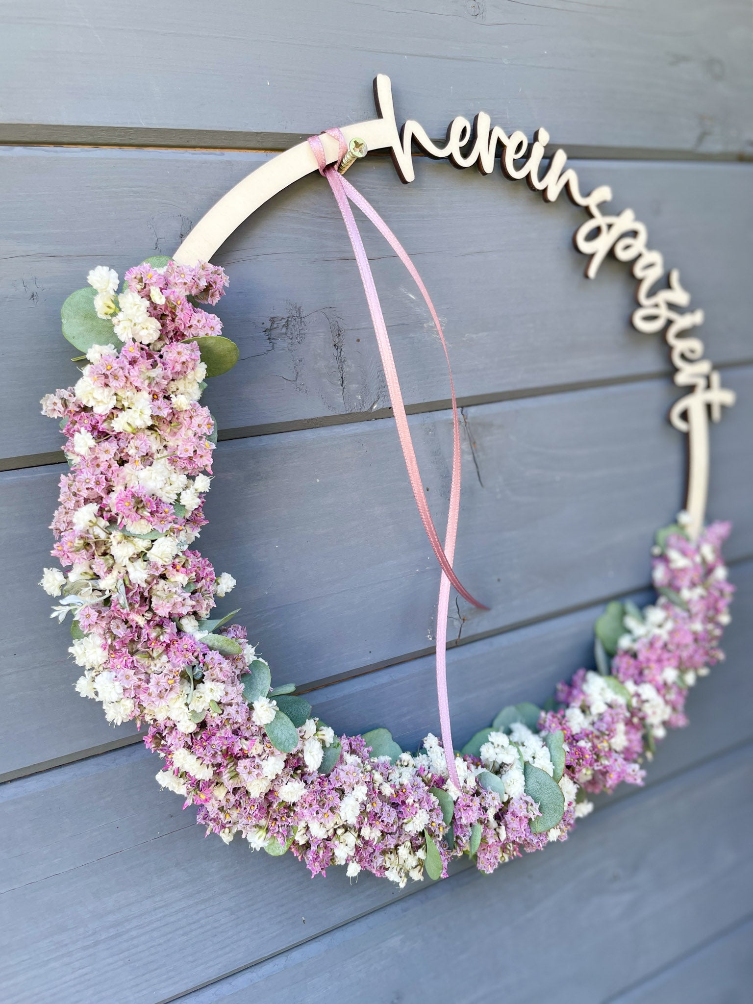 Holzloop »Hereinspaziert« – natürlicher Willkommensgruß mit frischen Blumen