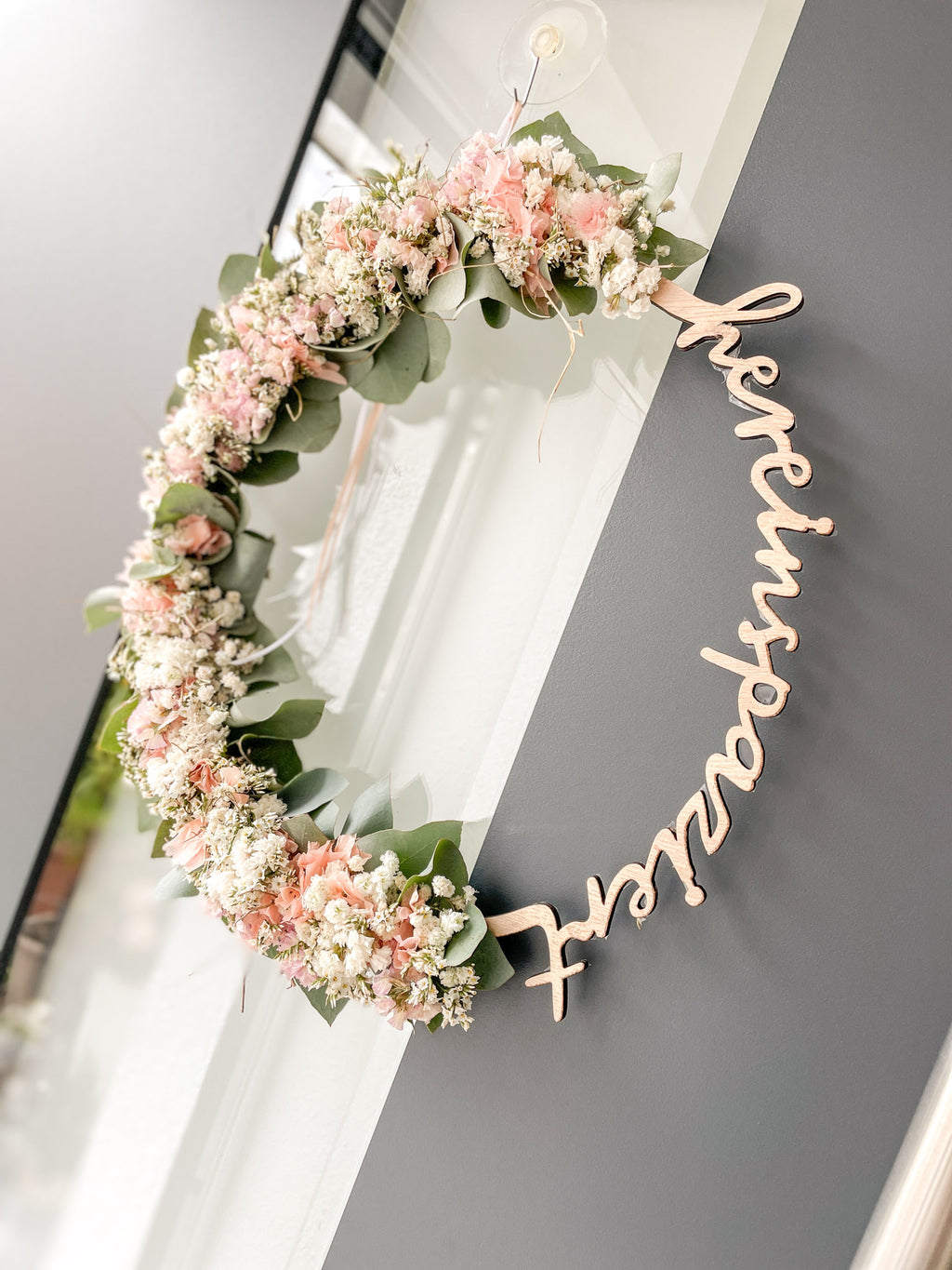 Holzloop »Hereinspaziert« – natürlicher Willkommensgruß mit frischen Blumen