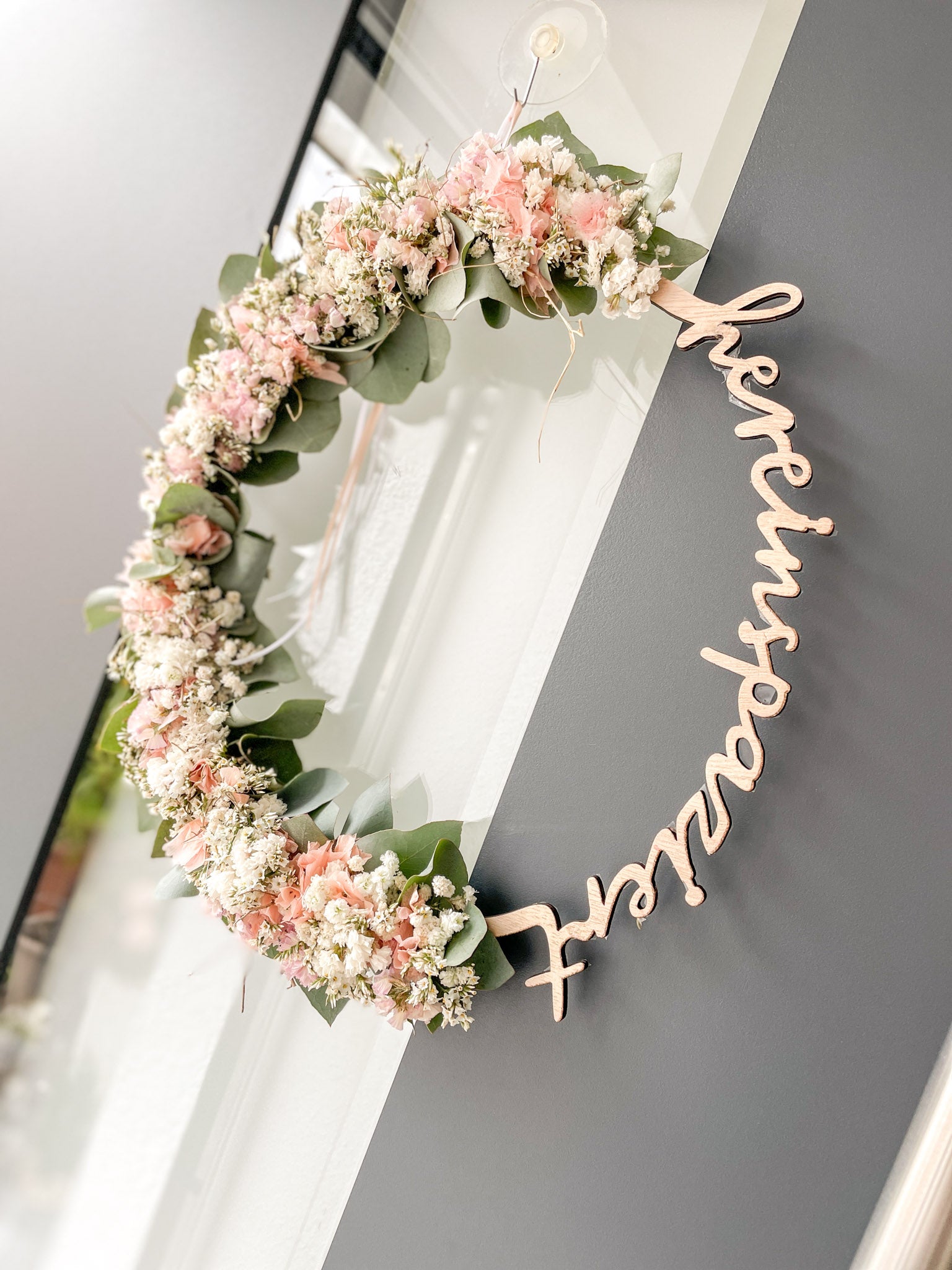 Holzloop »Hereinspaziert« – natürlicher Willkommensgruß mit frischen Blumen