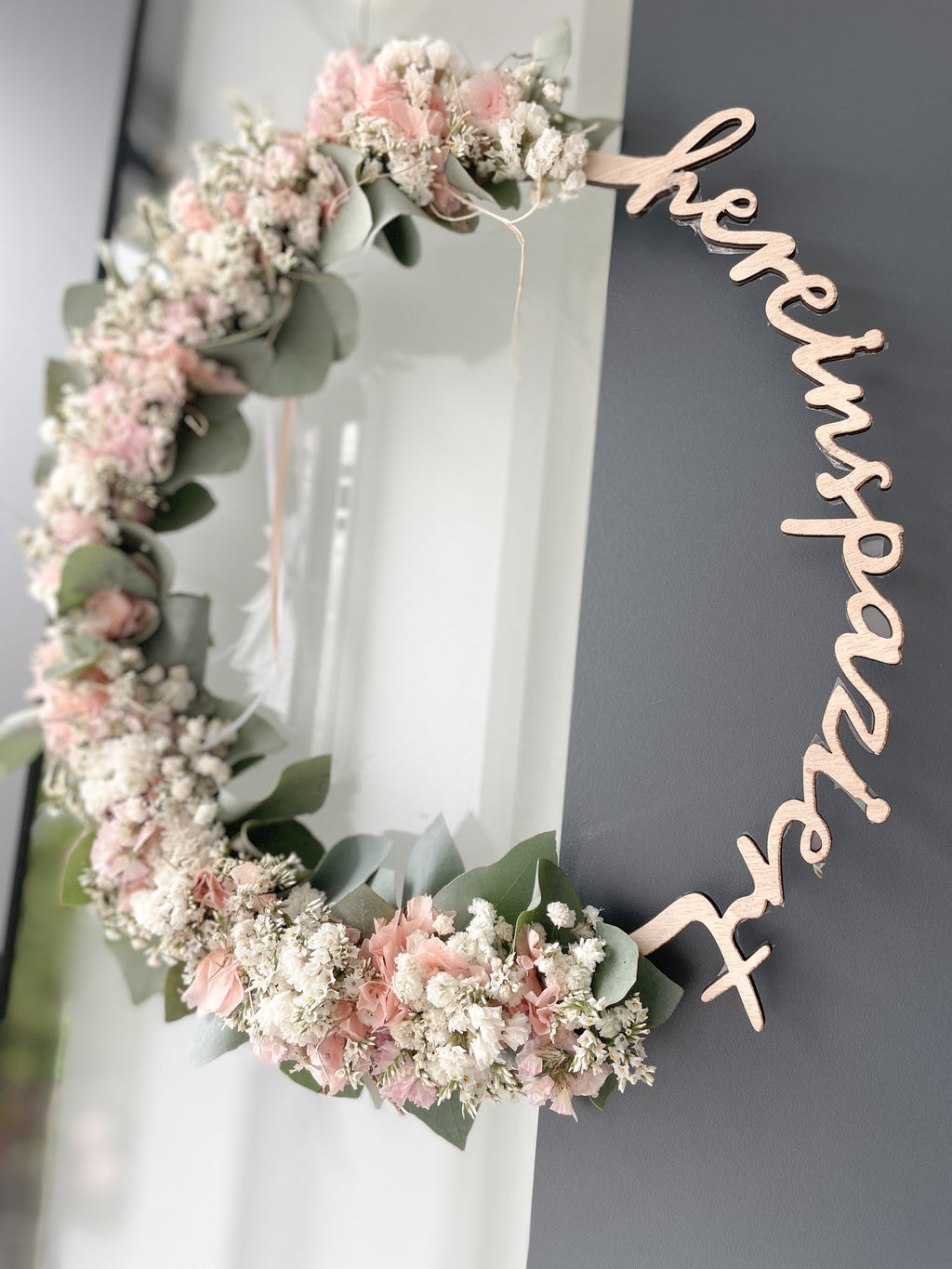 Holzloop »Hereinspaziert« – natürlicher Willkommensgruß mit frischen Blumen