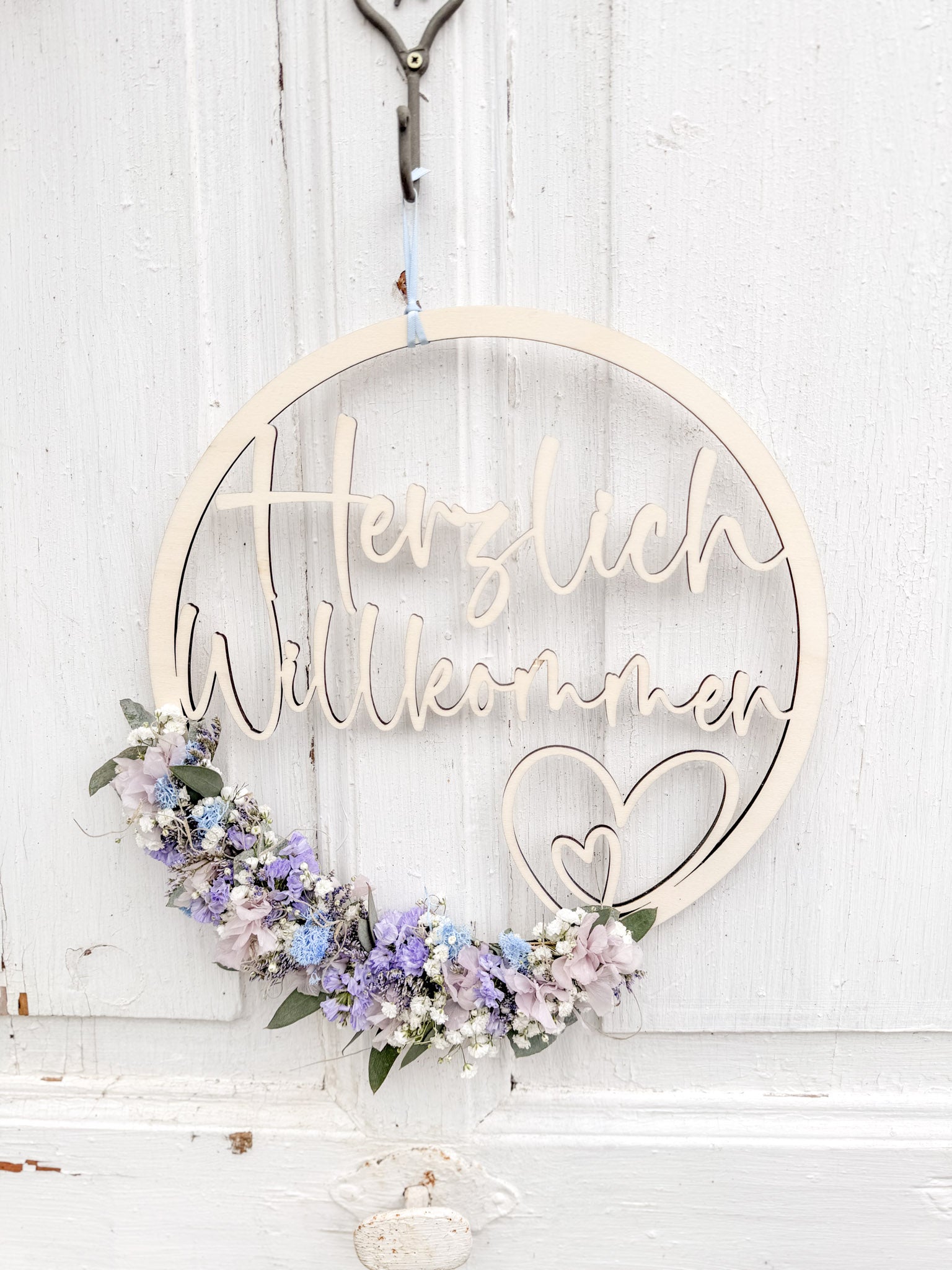 Holz-Typo-Loop »Herzlich Willkommen«, rund, teilweise bestückt mit stabilisierten Blüten in Lila und Blautönen