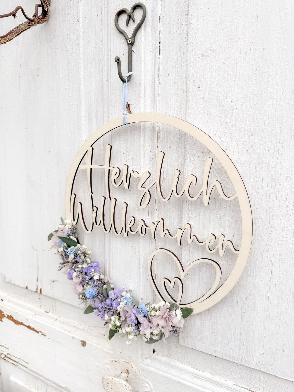 Holz-Typo-Loop „Herzlich Willkommen“ dekorativ an Tür oder Wand, floral teilbestückt, Lila- und Blautöne, handgefertigter Look