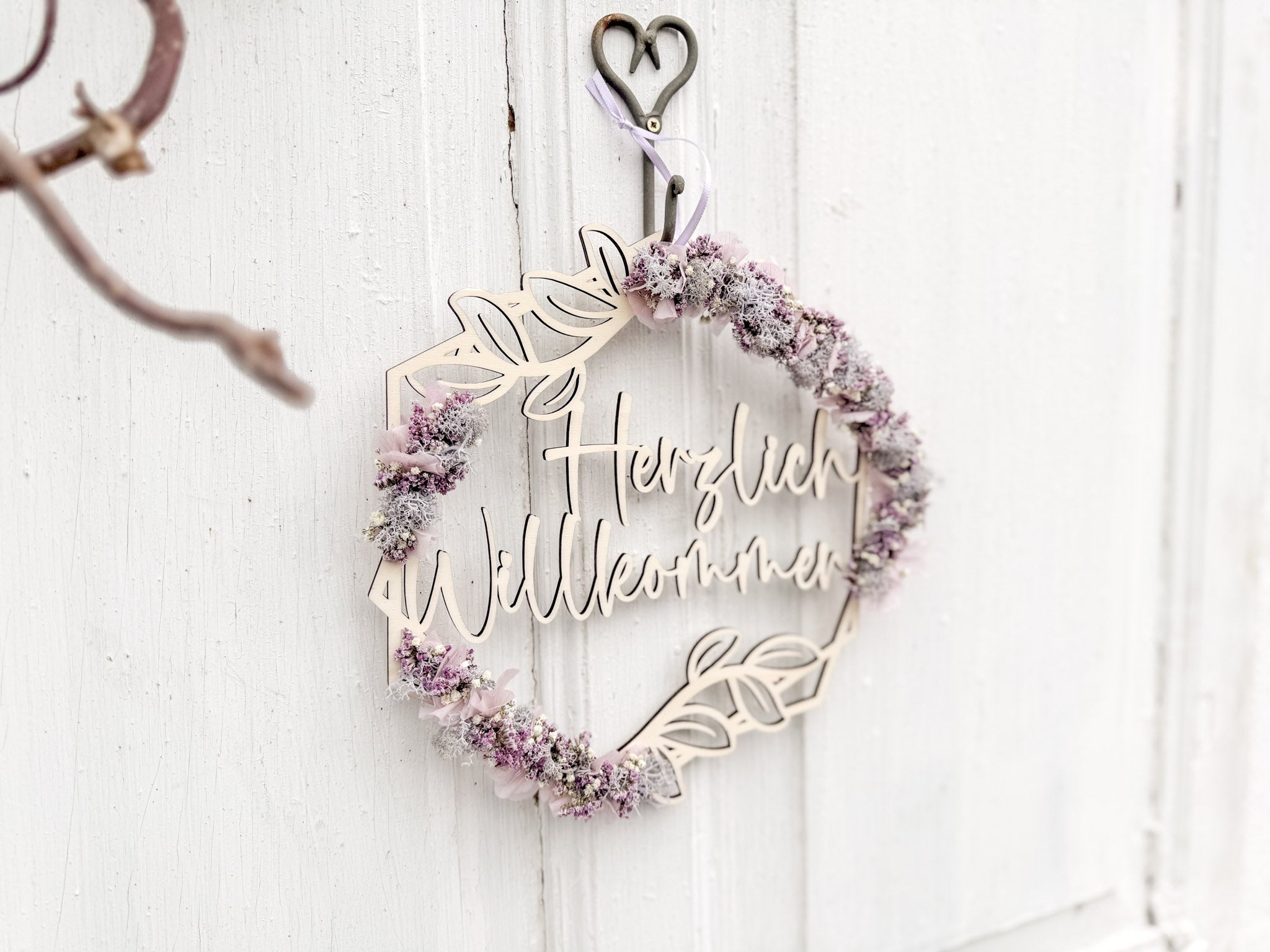 Sechseckiger Holz-Typo-Loop »Herzlich Willkommen« dekorativ an Wand oder Tür, zarte florale Highlights in Lila- und Fliedertönen