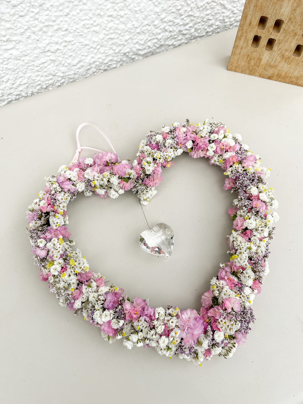 »Kristallblüten-Herz« – Blütendekor mit funkelndem Sonnenfänger