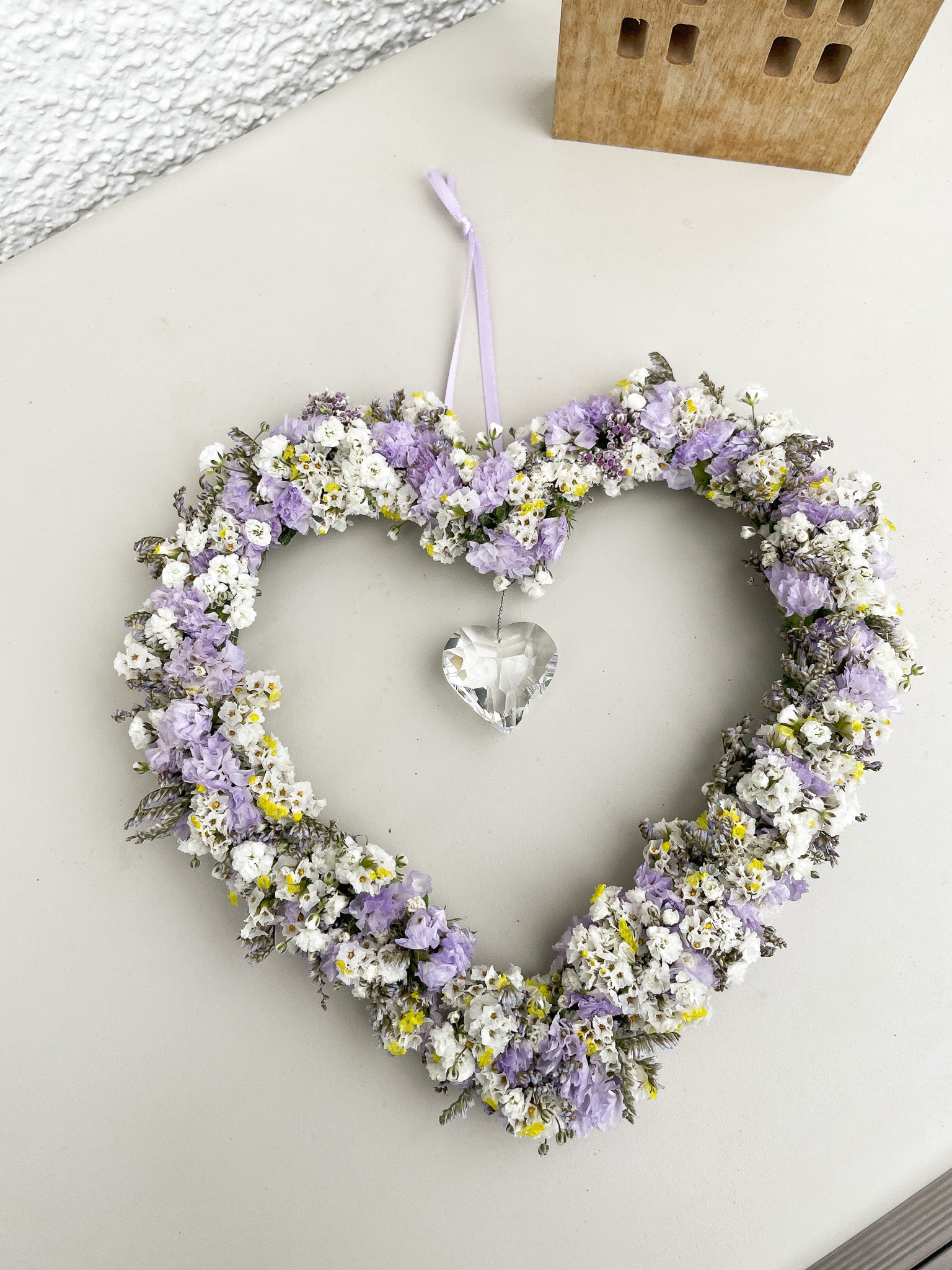 »Kristallblüten-Herz« – Blütendekor mit funkelndem Sonnenfänger